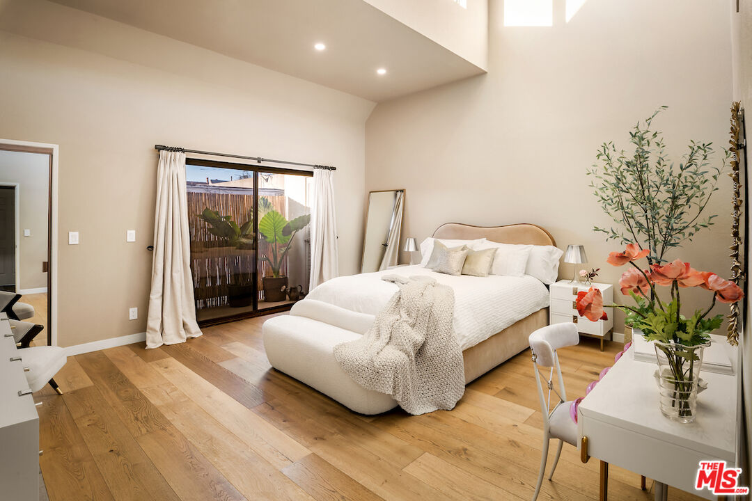 Santa Monica, California, 90403, United States, 2 Bedrooms Bedrooms, ,3 BathroomsBathrooms,Residential,For Sale,1986482