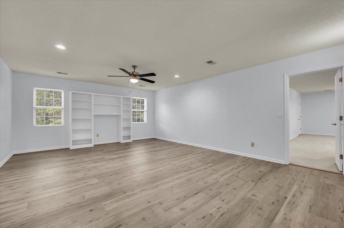 Moore, South Carolina, 29369, United States, 5 Bedrooms Bedrooms, ,4 BathroomsBathrooms,Residential,For Sale,1929120