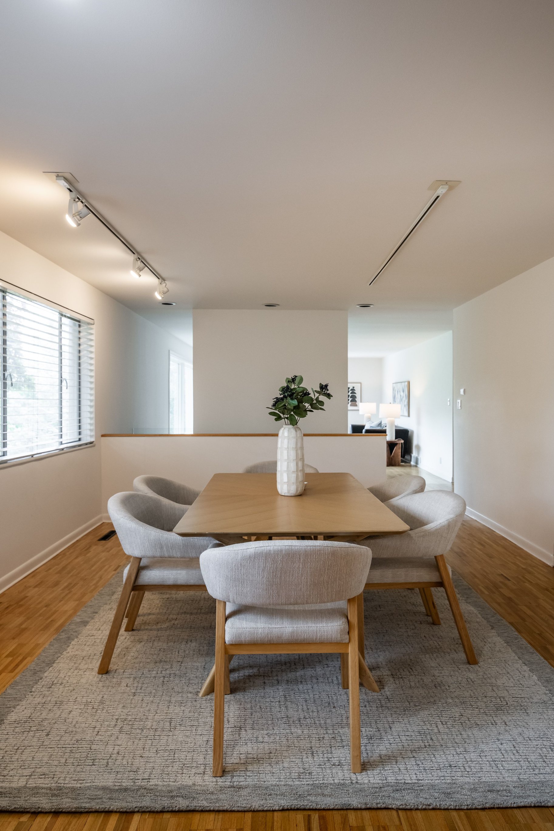  Elegant Contemporary Rambler in Sought After Neighborhood - 物件實景