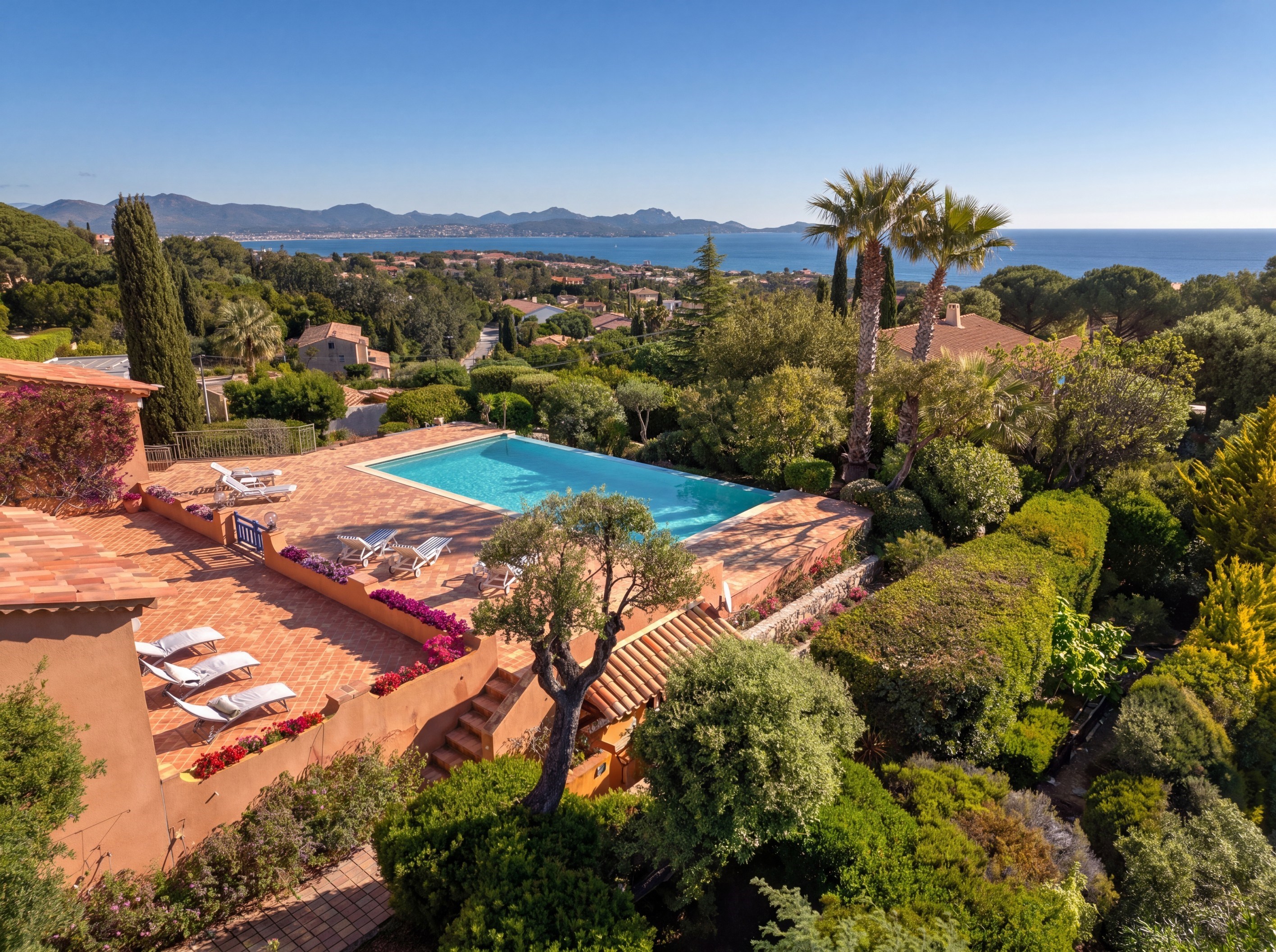  Sea-view Provençal villa: 1,500 m² plot with pool, in a residential area close … - 物件實景