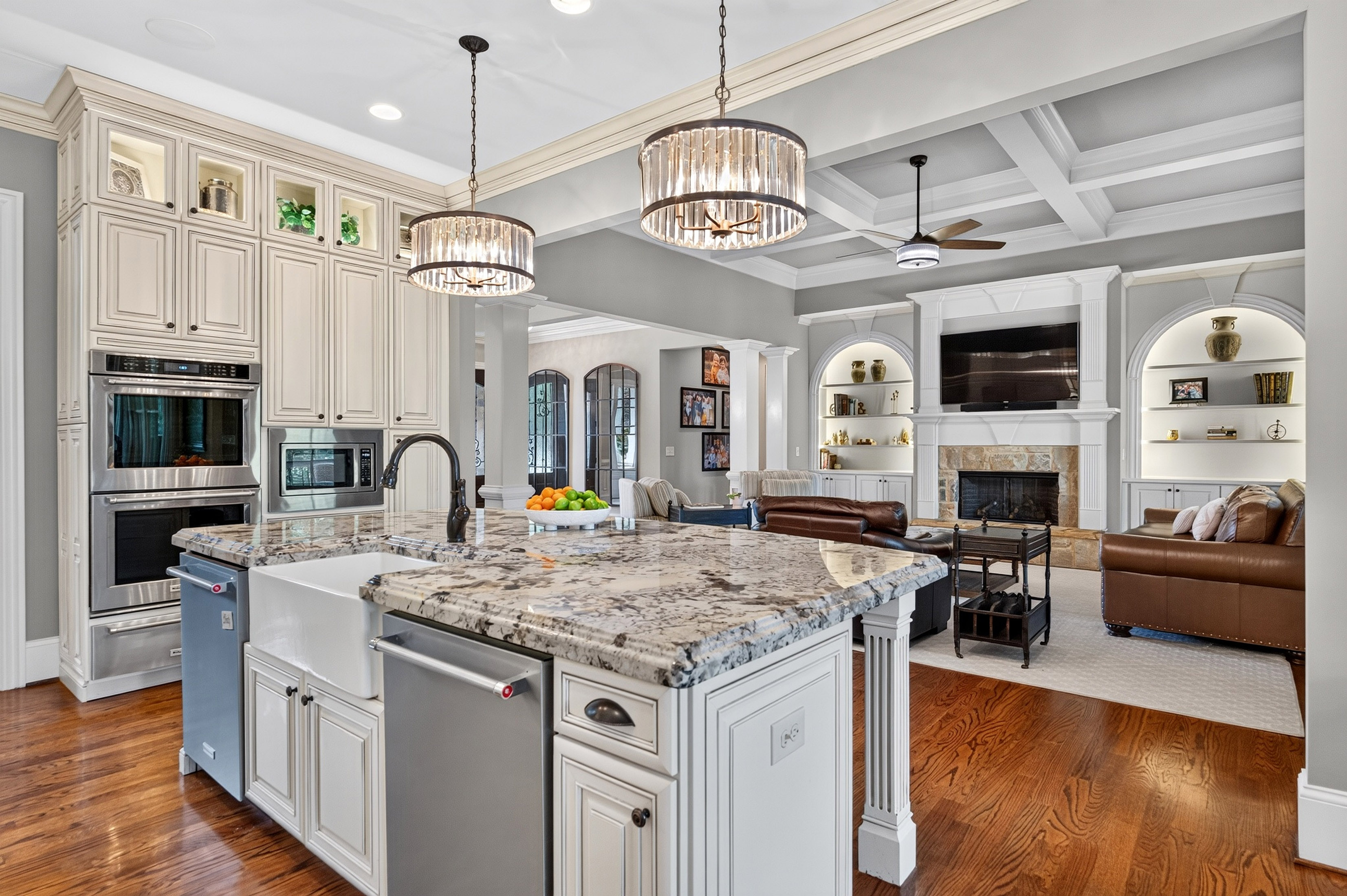  Experience Refined Estate Living in this Exceptional All-Brick and Stone Ranch - 物件實景