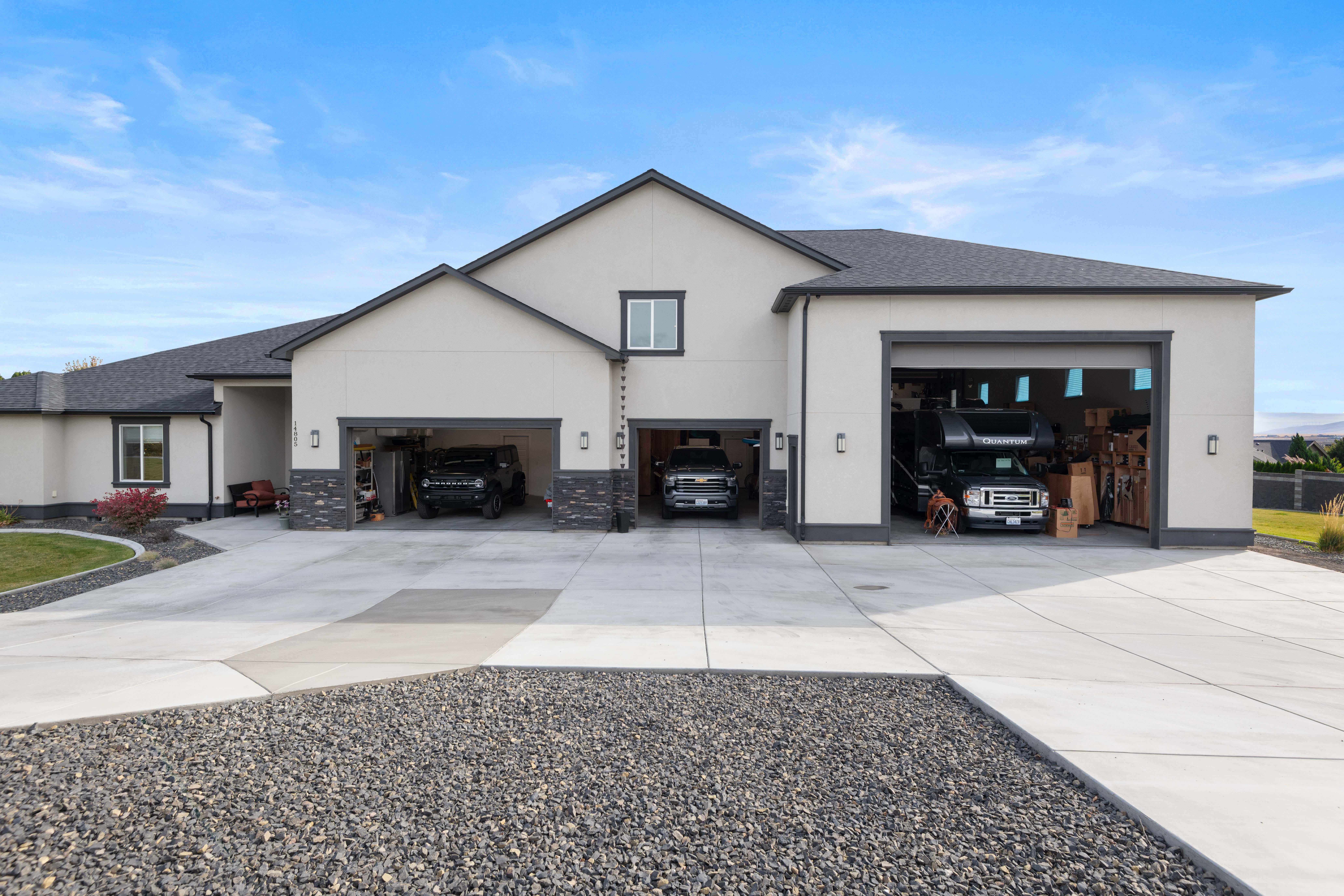  Extravagant, Luxury Living with 2,880 sq ft Garage - 物件實景