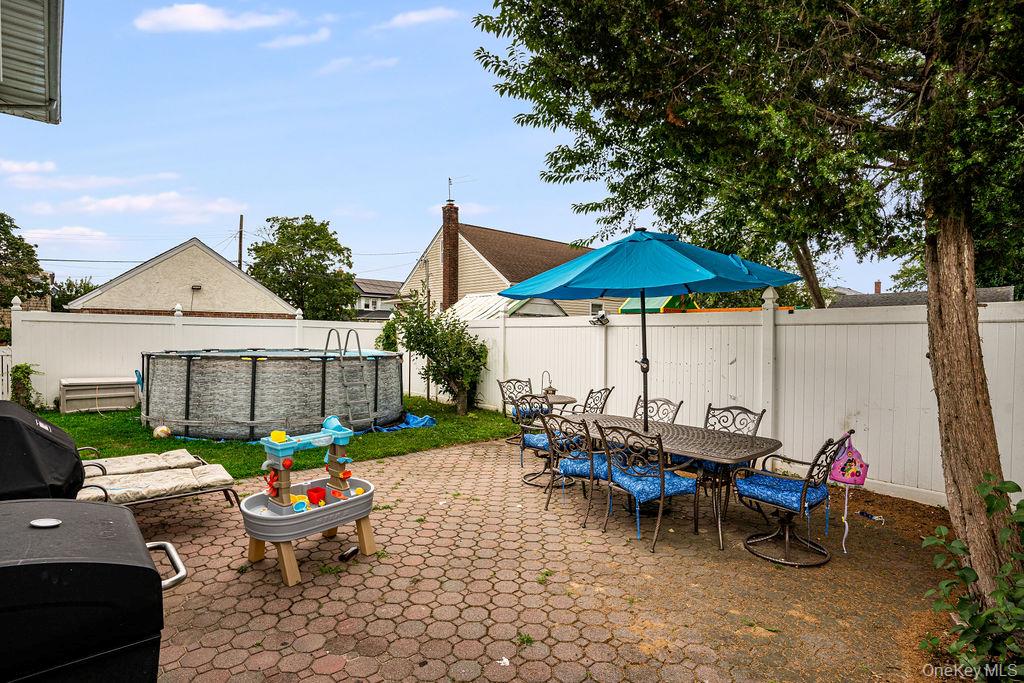 Lynbrook, New York, 11563, United States, 5 Bedrooms Bedrooms, ,3 BathroomsBathrooms,Residential,For Sale,1917433