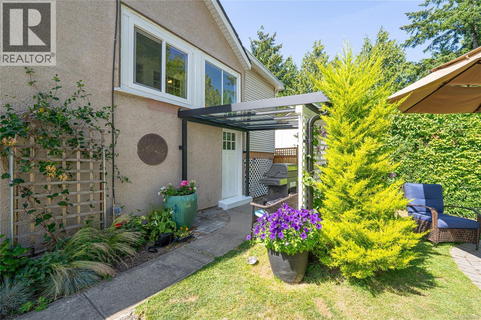 SAANICH, British Columbia, V8Z 3T7, CA, 2 Bedrooms Bedrooms, ,2 BathroomsBathrooms,Residential,For Sale,1948861