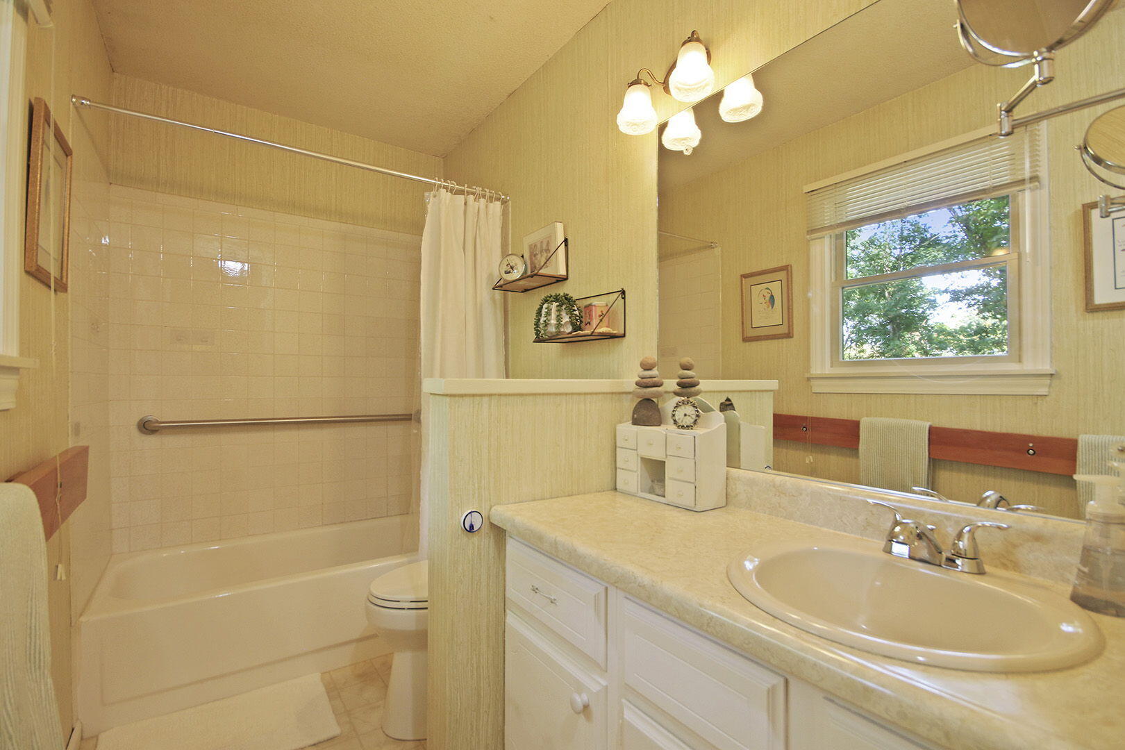 COLUMBIA, Missouri, 65203, United States, 5 Bedrooms Bedrooms, ,3 BathroomsBathrooms,Residential,For Sale,1975322