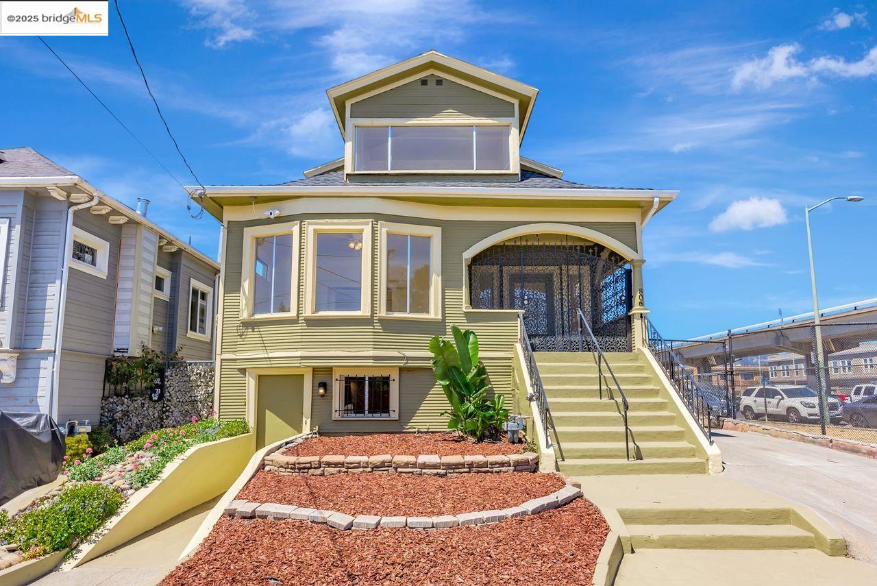 Oakland, California, 94608, United States, 6 Bedrooms Bedrooms, ,3 BathroomsBathrooms,Residential,For Sale,1939780