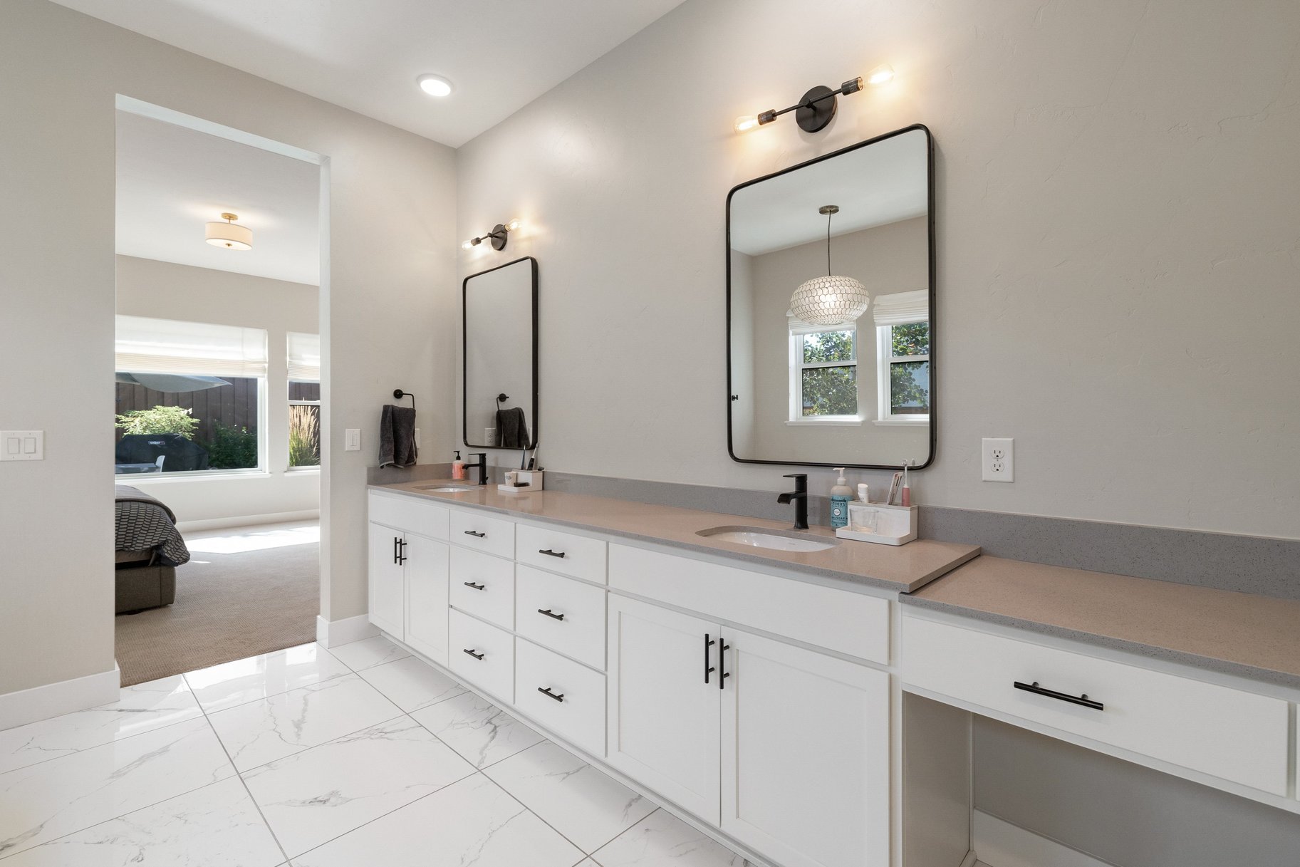  High ceilings, beautiful finishes, and privacy define this modern home - 物件實景