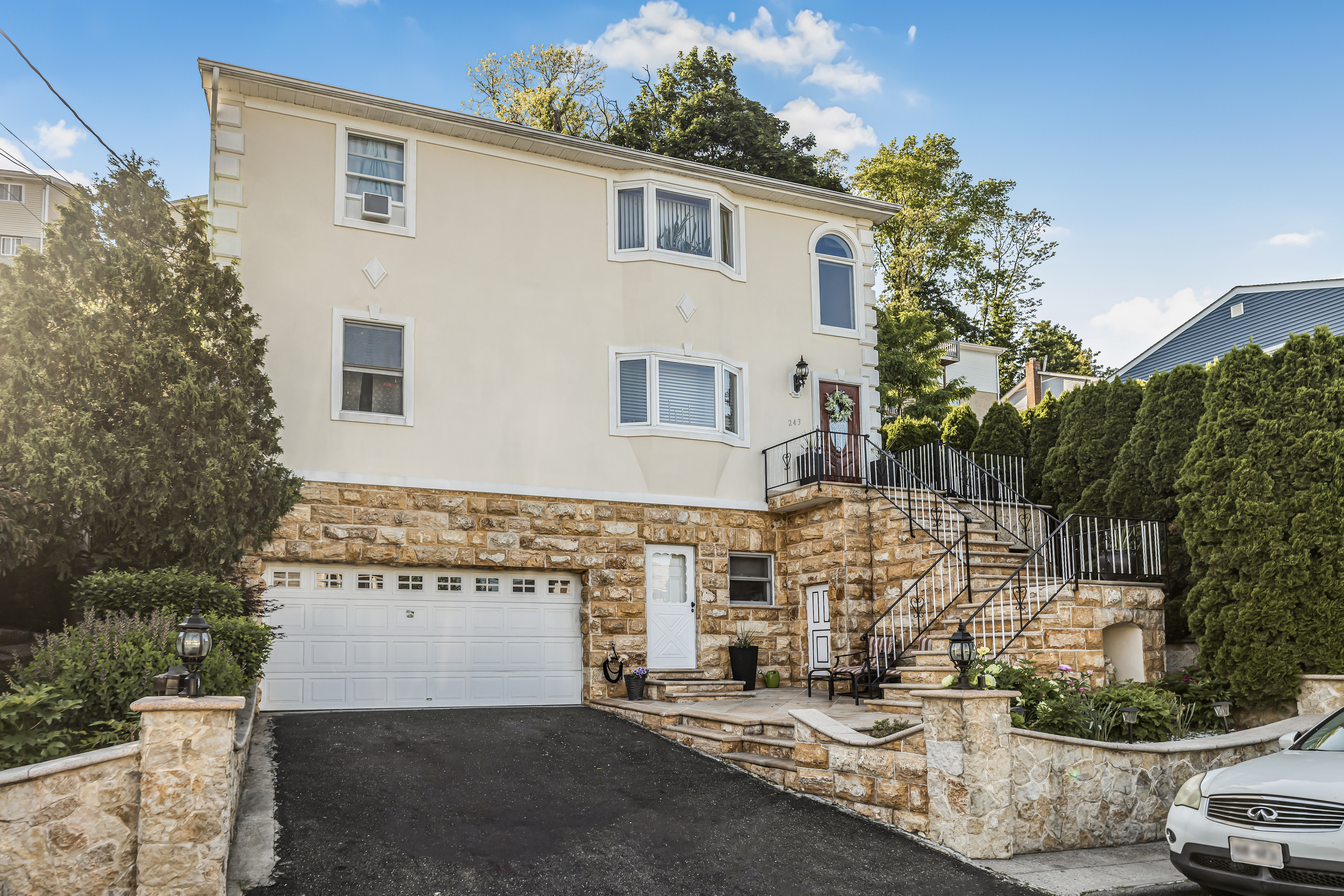 Yonkers, New York, 10703, United States, 4 Bedrooms Bedrooms, ,2 BathroomsBathrooms,Residential,For Sale,1825129