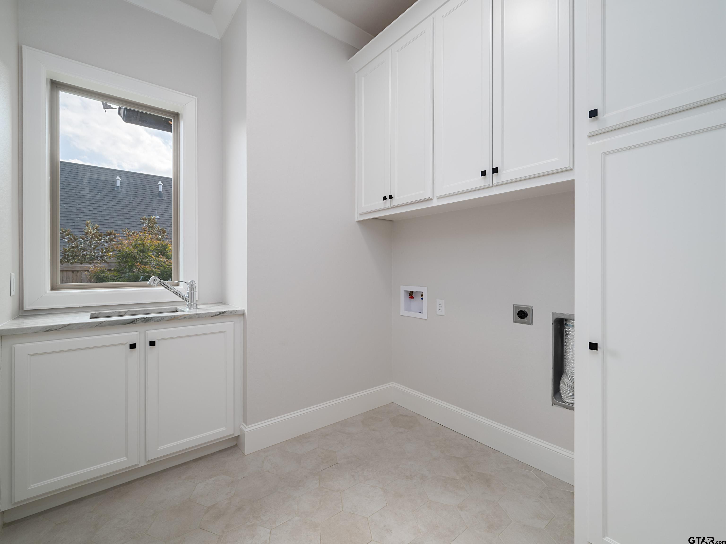 Tyler, Texas, 75703, United States, 3 Bedrooms Bedrooms, ,3 BathroomsBathrooms,Residential,For Sale,1985423