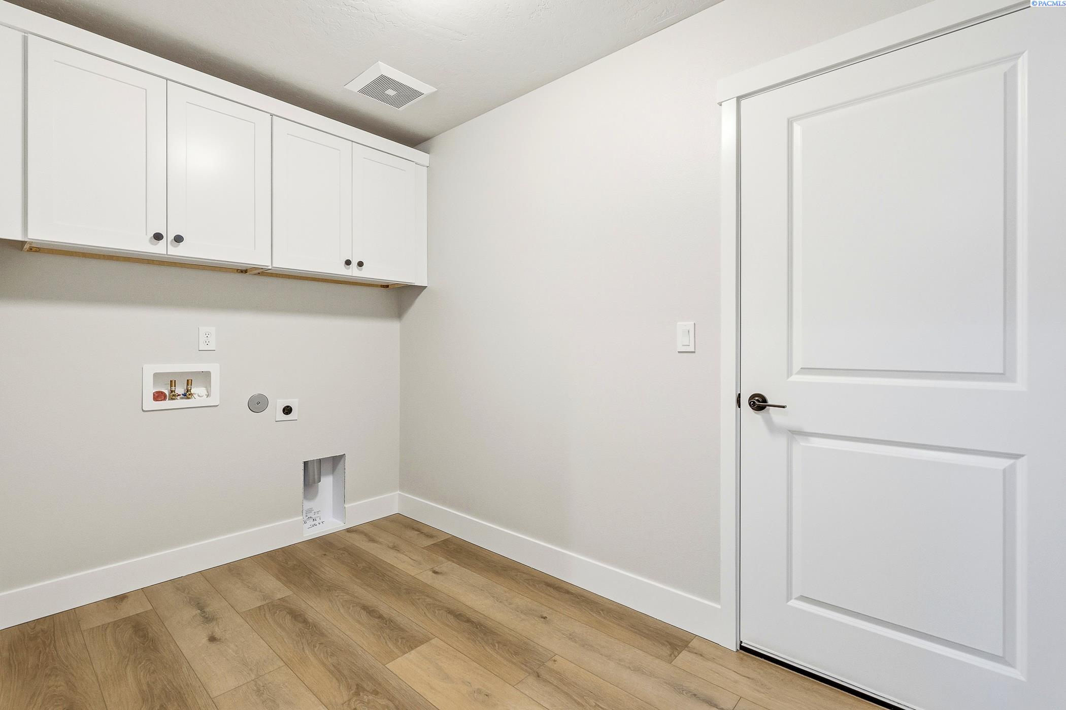 Kennewick, Washington, 99338, United States, 3 Bedrooms Bedrooms, ,1 BathroomBathrooms,Residential,For Sale,2000411