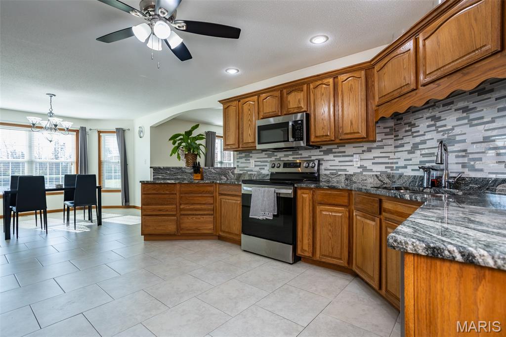 Brighton, Illinois, 62012, United States, 6 Bedrooms Bedrooms, ,4 BathroomsBathrooms,Residential,For Sale,1995743