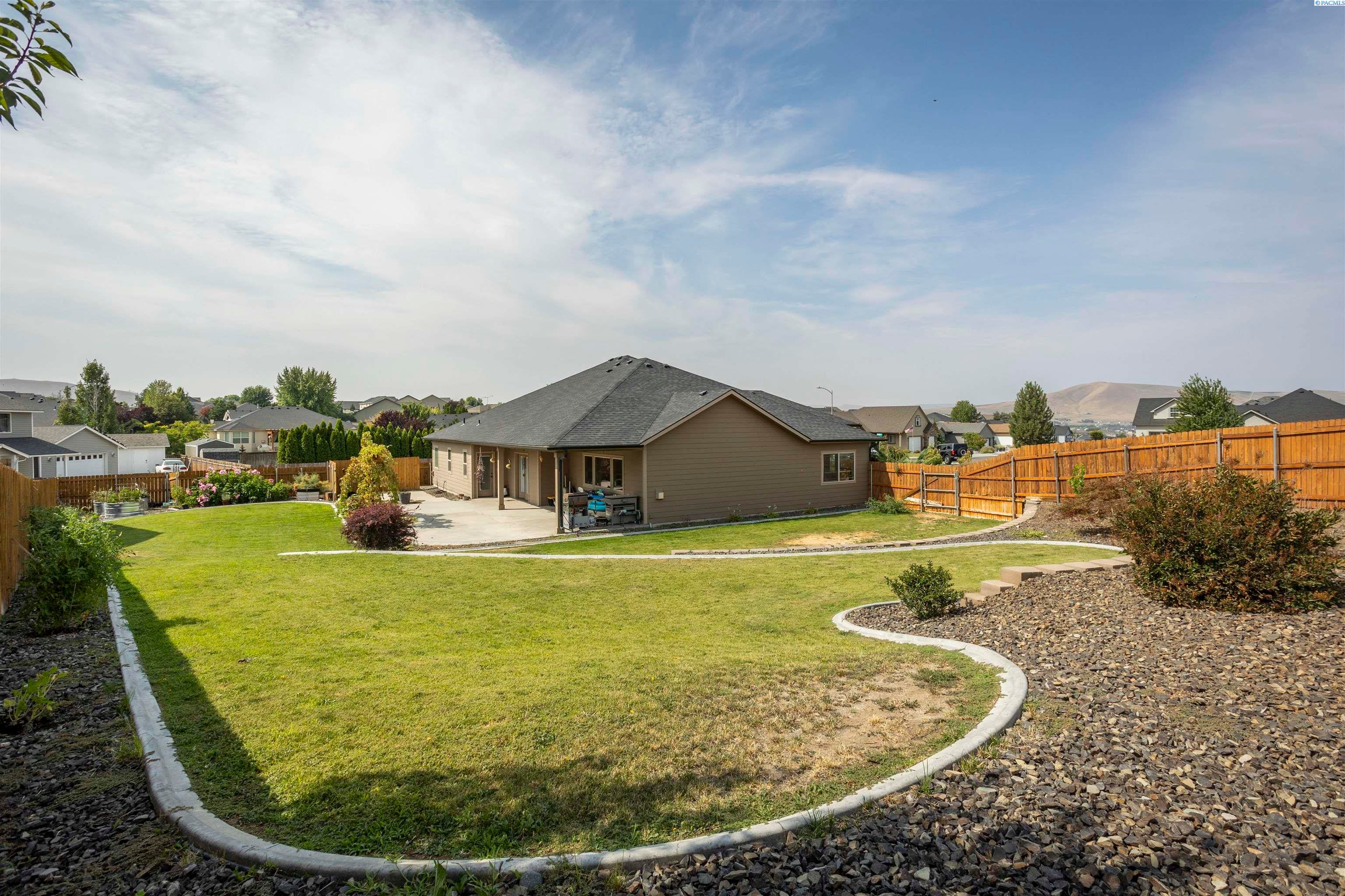 West Richland, Washington, 99353, United States, 4 Bedrooms Bedrooms, ,2 BathroomsBathrooms,Residential,For Sale,1944787