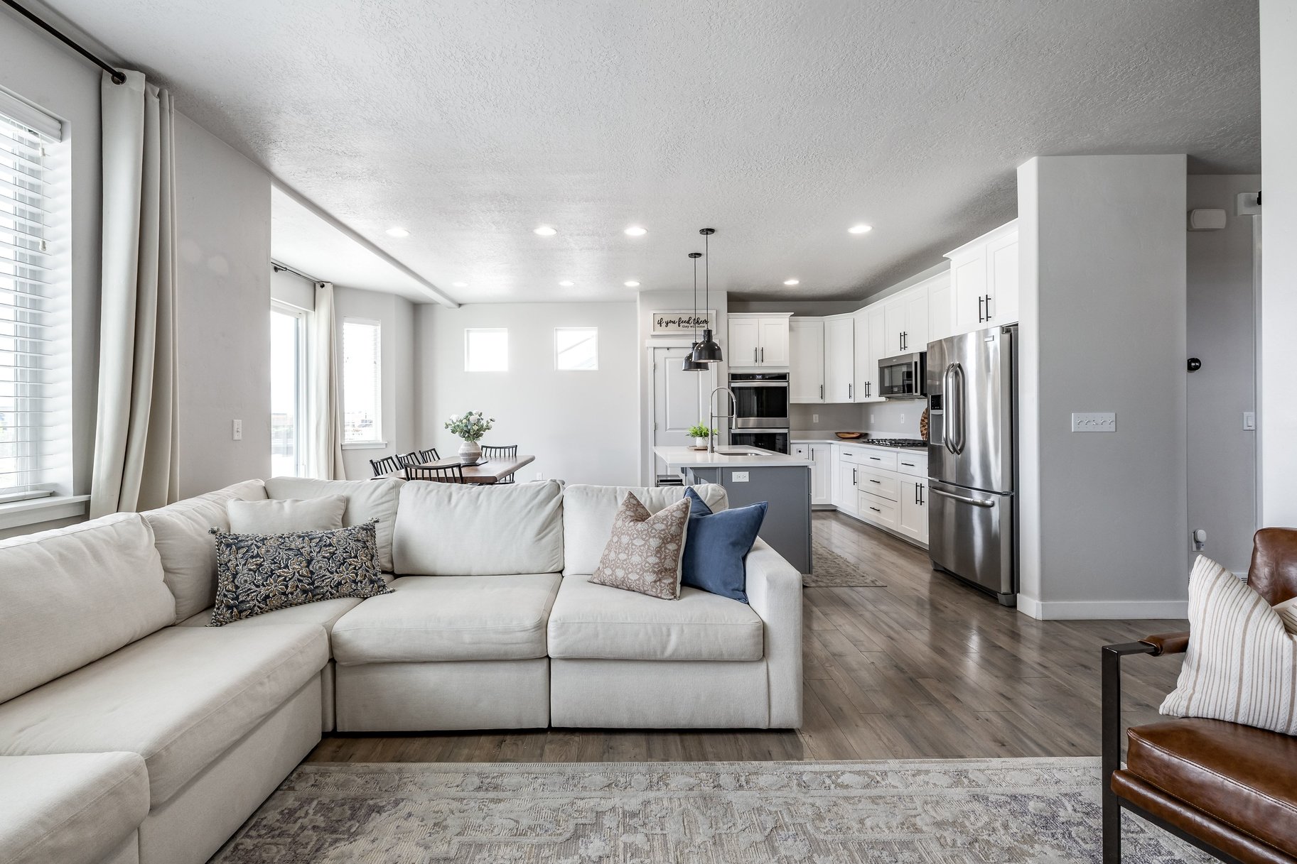  Bright Luxury 5-Bed Home w/ Office, Loft, Finished Basement & Views - 物件實景