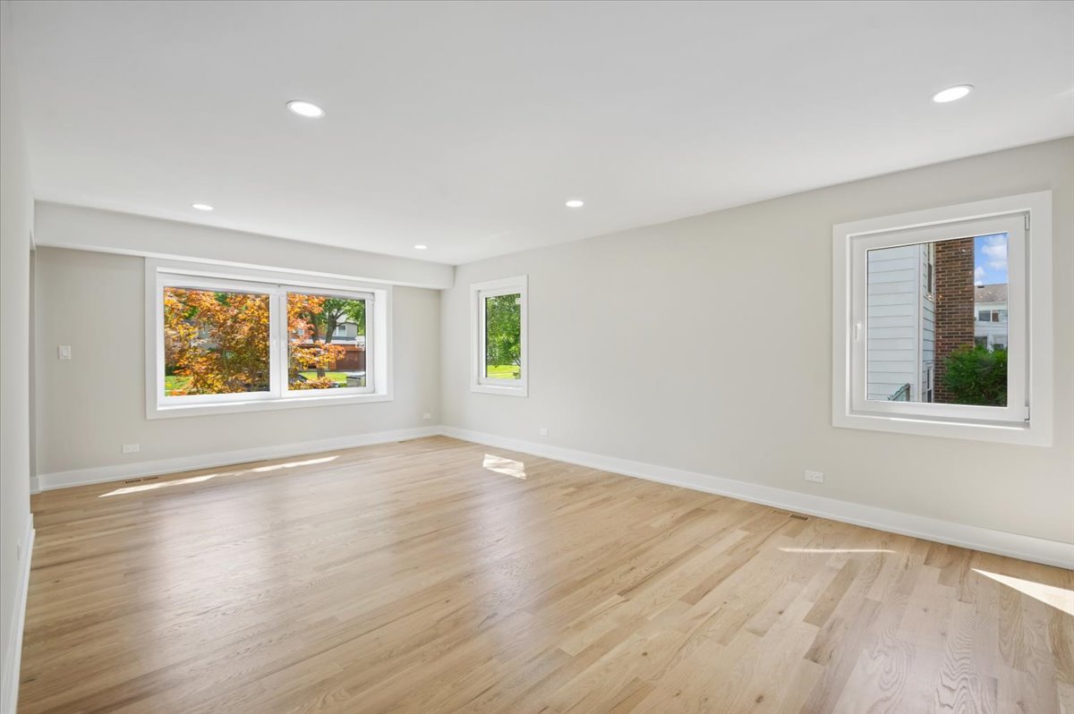 Naperville, Illinois, 60565, United States, 4 Bedrooms Bedrooms, ,3 BathroomsBathrooms,Residential,For Sale,1932605