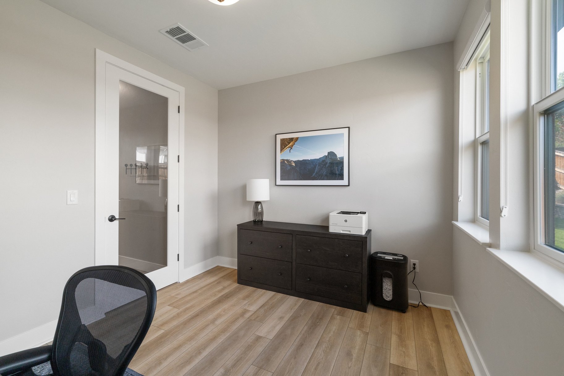  High ceilings, beautiful finishes, and privacy define this modern home - 物件實景