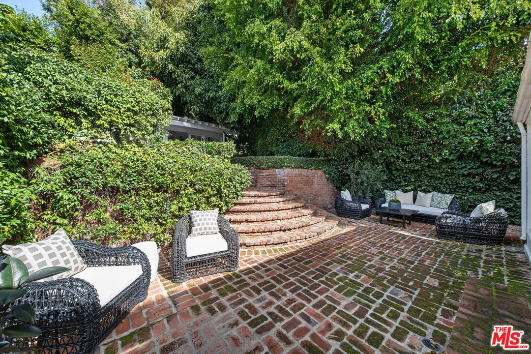 Los Angeles, California, 90069, United States, 4 Bedrooms Bedrooms, ,2 BathroomsBathrooms,Residential,For Sale,1700120