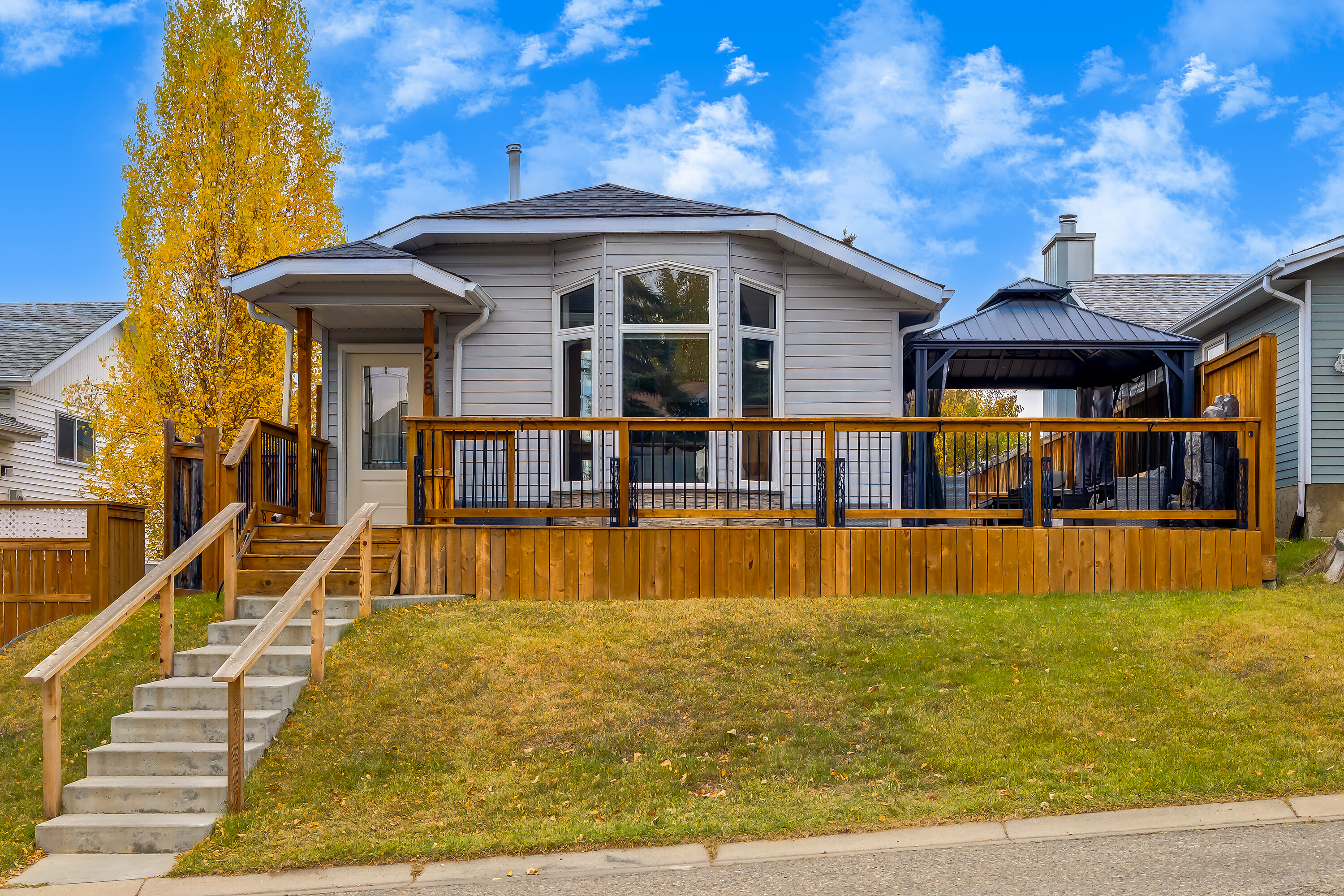  228 Deer Ridge Place SE - 物件實景