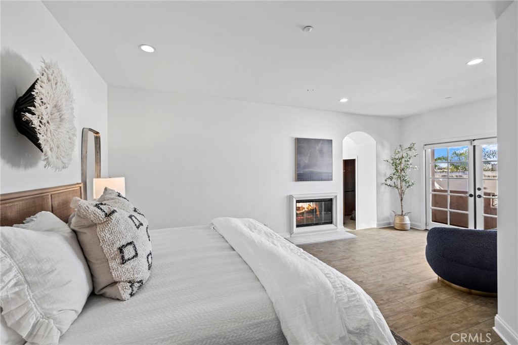 Newport Beach, California, 92663, United States, 3 Bedrooms Bedrooms, ,3 BathroomsBathrooms,Residential,For Sale,1992084