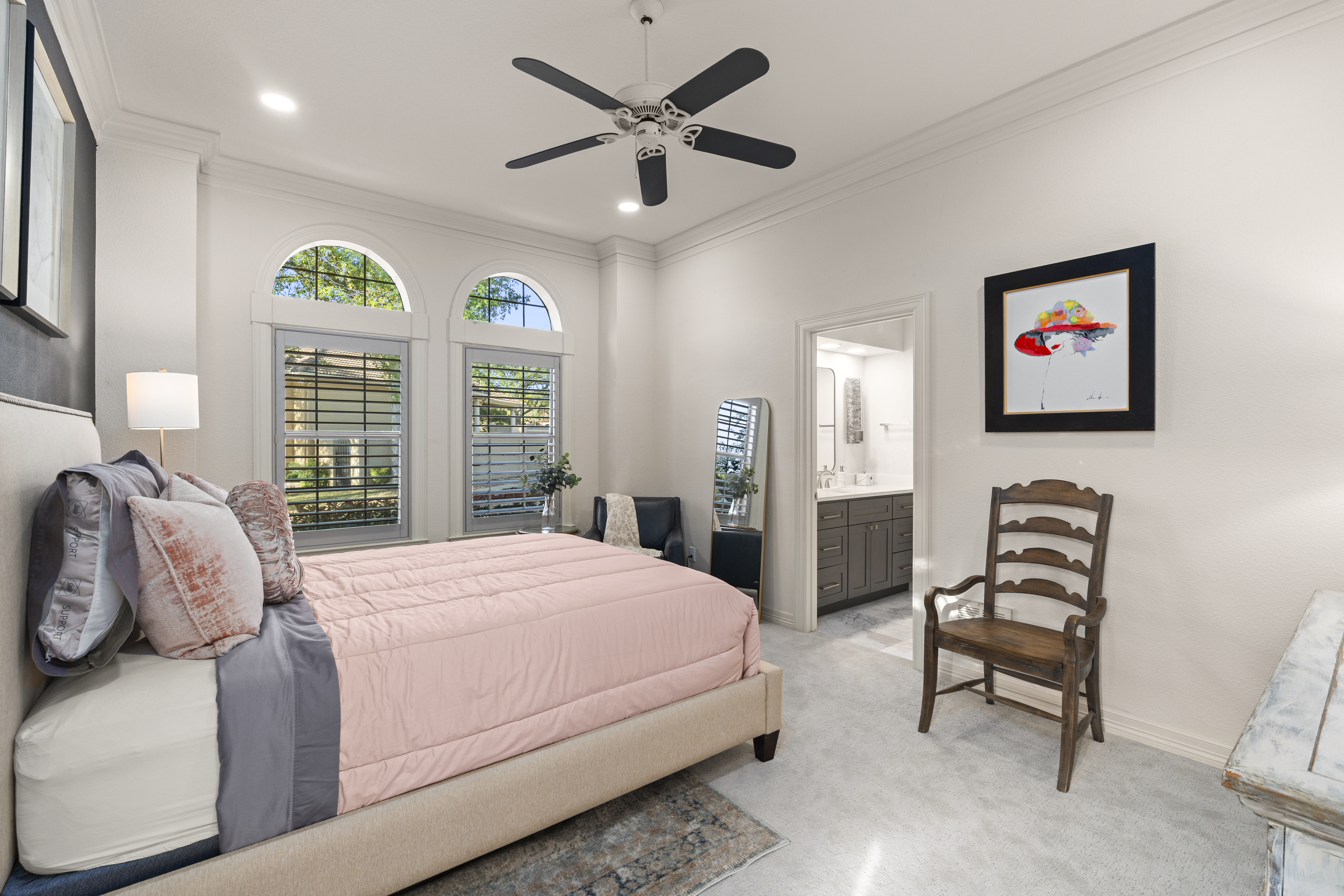  Updated Home with Captivating Interior Features - 物件實景