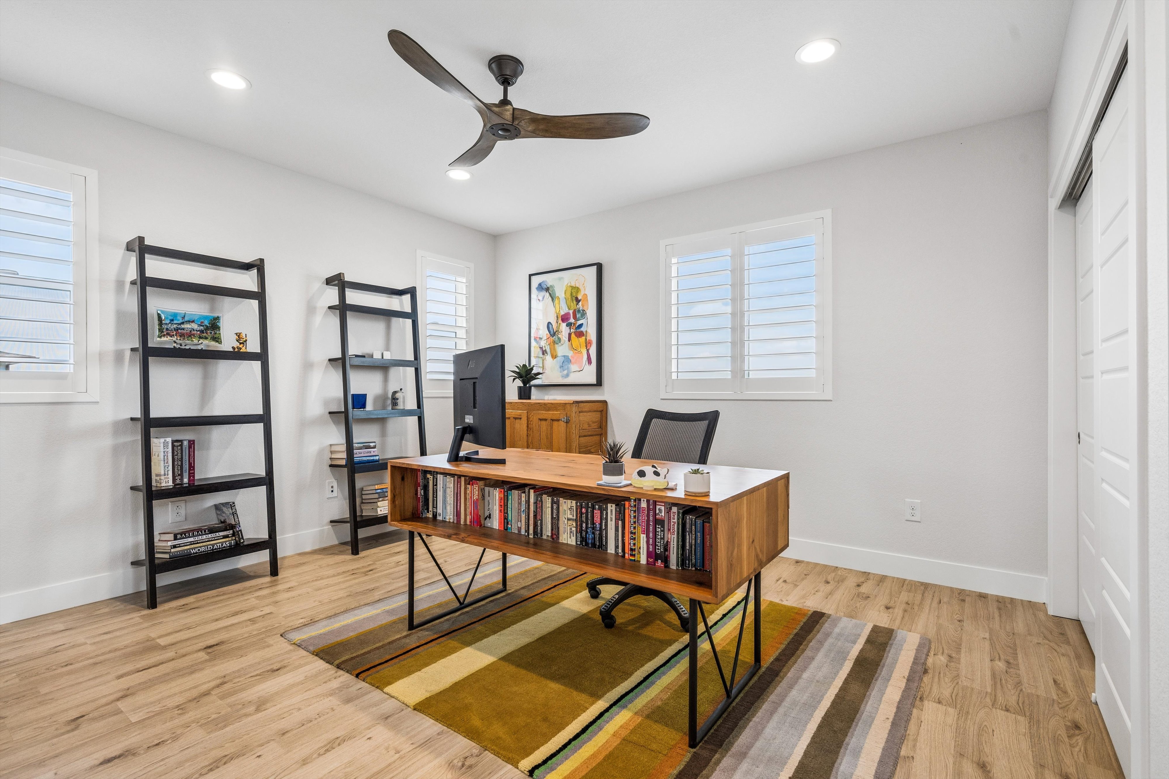  Thoughtfully designed and exceptionally maintained, this light-filled home offer - 物件實景