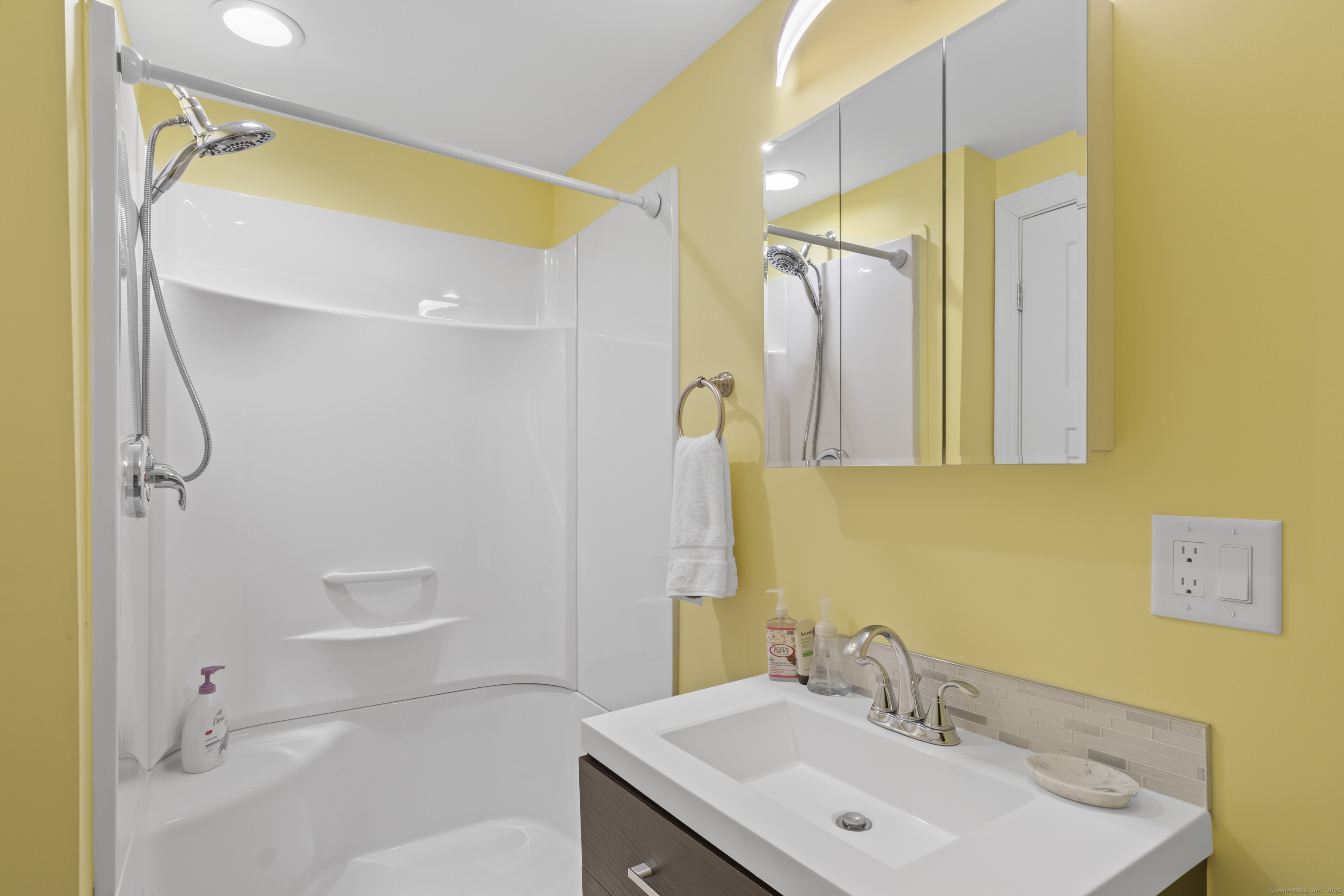 Wolcott, Connecticut, 06716, United States, 3 Bedrooms Bedrooms, ,4 BathroomsBathrooms,Residential,For Sale,1932015