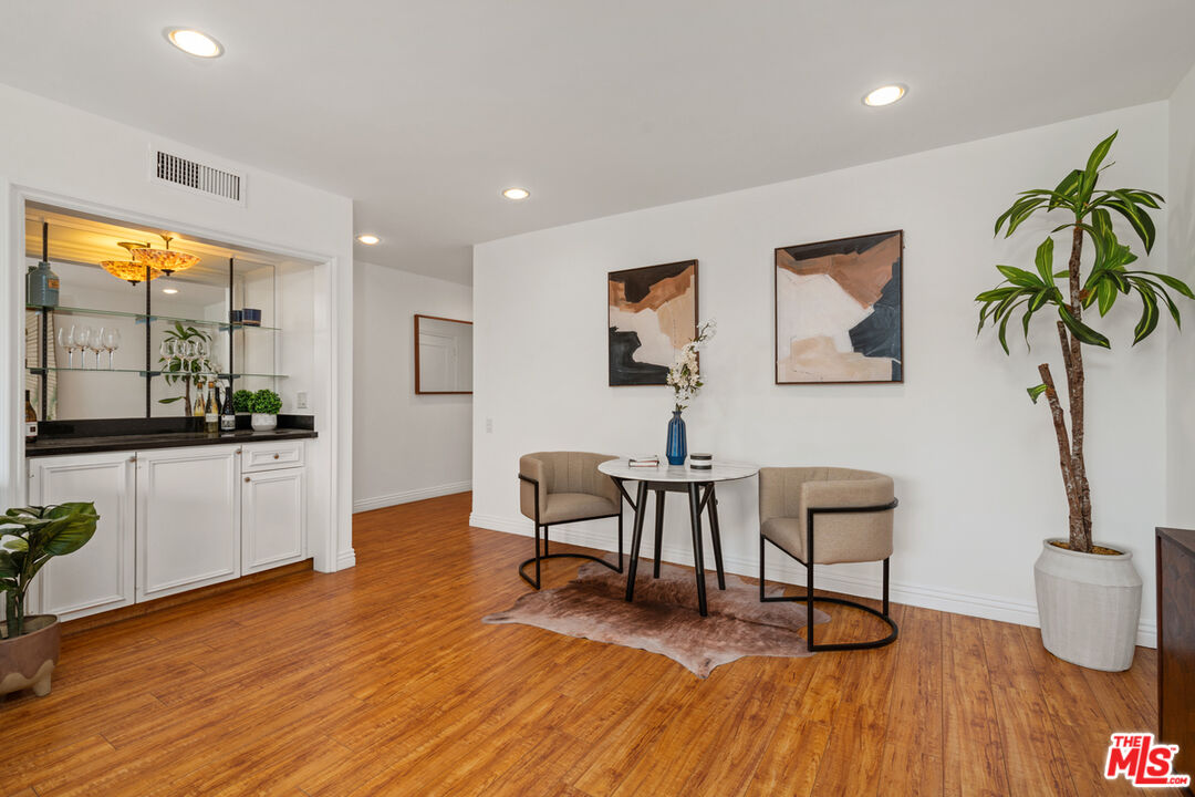 Sherman Oaks, California, 91423, United States, 3 Bedrooms Bedrooms, ,3 BathroomsBathrooms,Residential,For Sale,1927164