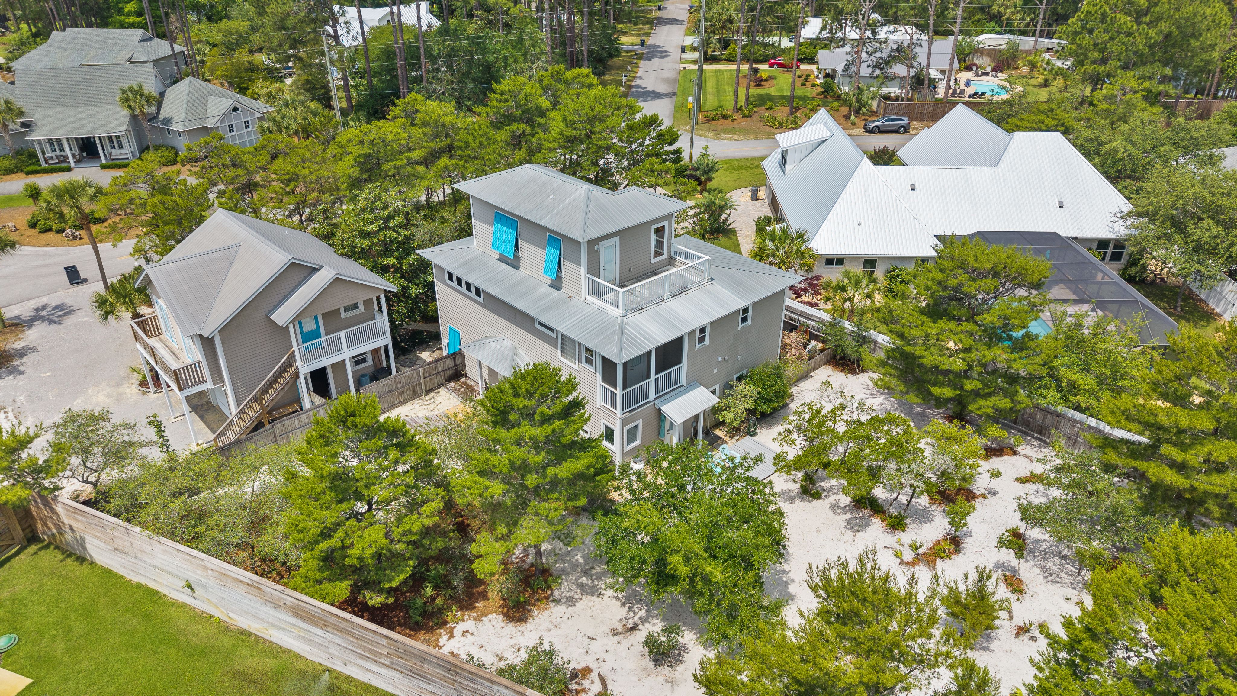  Spacious Three-Level Home With Detached Two-Car Carriage House - 物件實景
