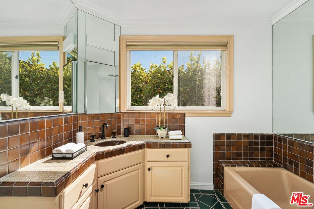 Los Angeles, California, 90049, United States, 3 Bedrooms Bedrooms, ,3 BathroomsBathrooms,Residential,For Sale,1989450