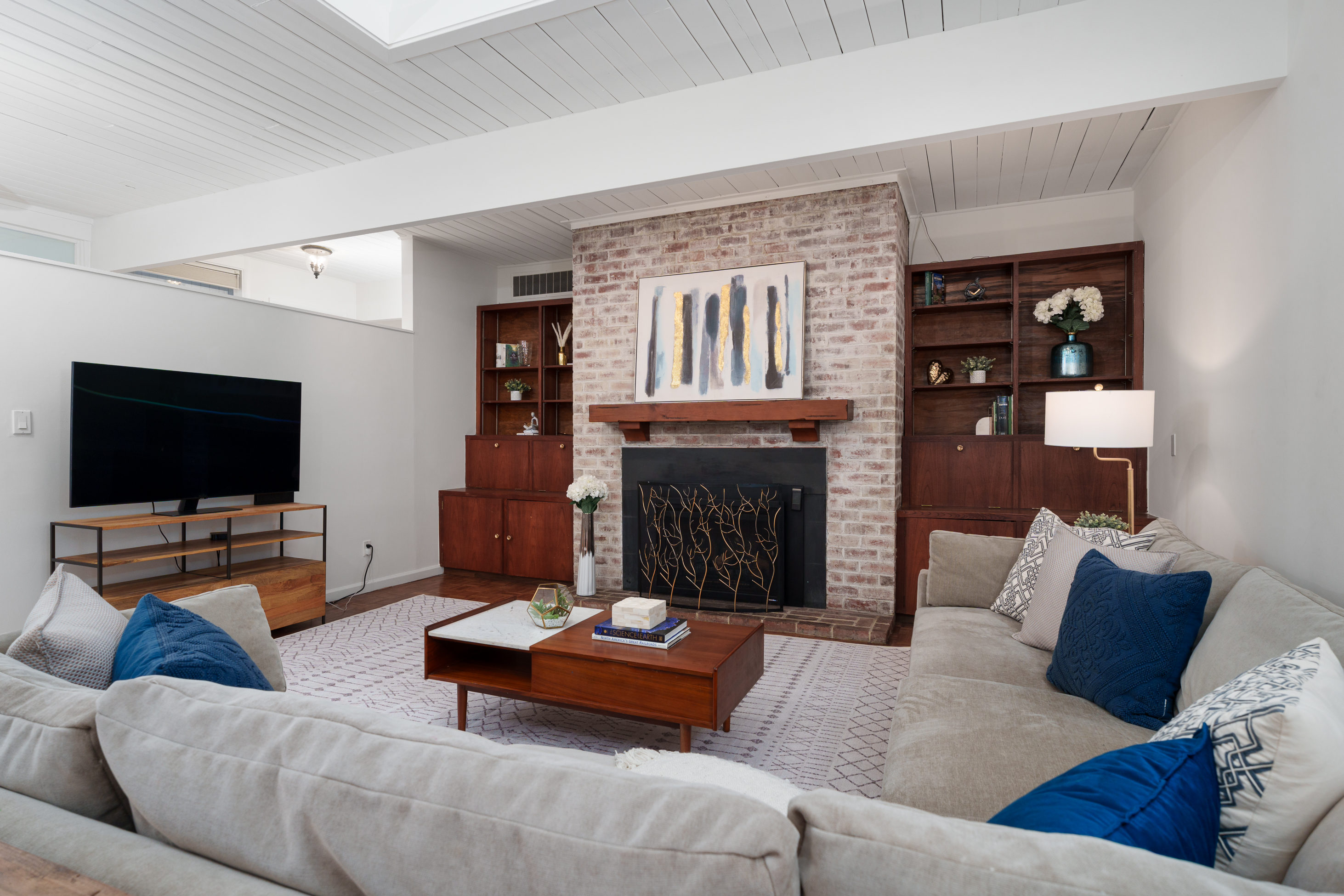 Coveted Western Section Mid-Century Modern Home with an Adaptable Floor Plan - 物件實景