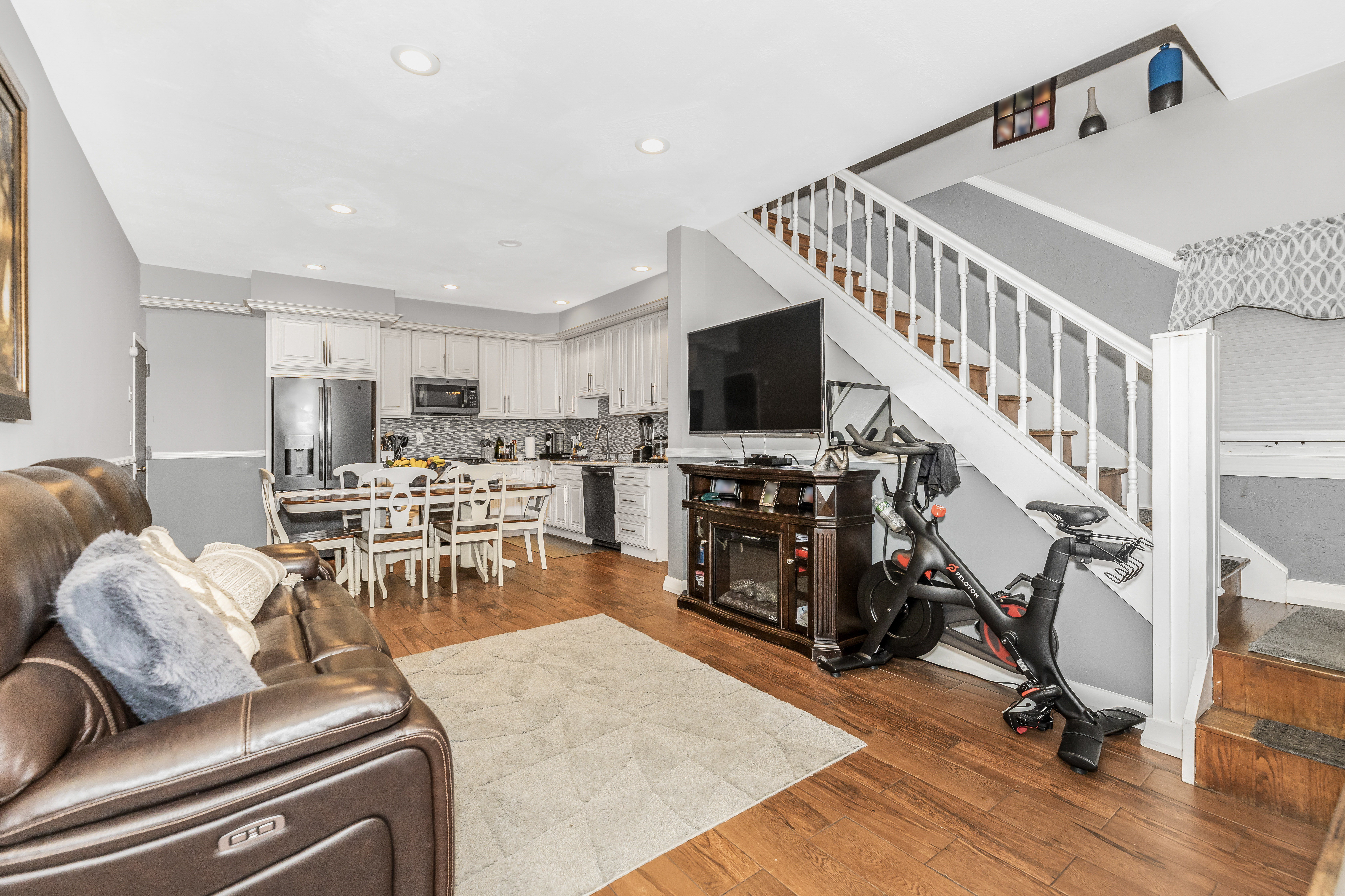 Yonkers, New York, 10703, United States, 4 Bedrooms Bedrooms, ,2 BathroomsBathrooms,Residential,For Sale,1825129