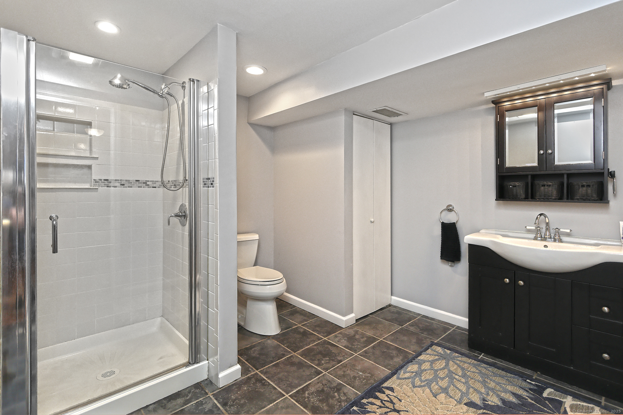 Milford, Connecticut, 06460, United States, 3 Bedrooms Bedrooms, ,3 BathroomsBathrooms,Residential,For Sale,1933259