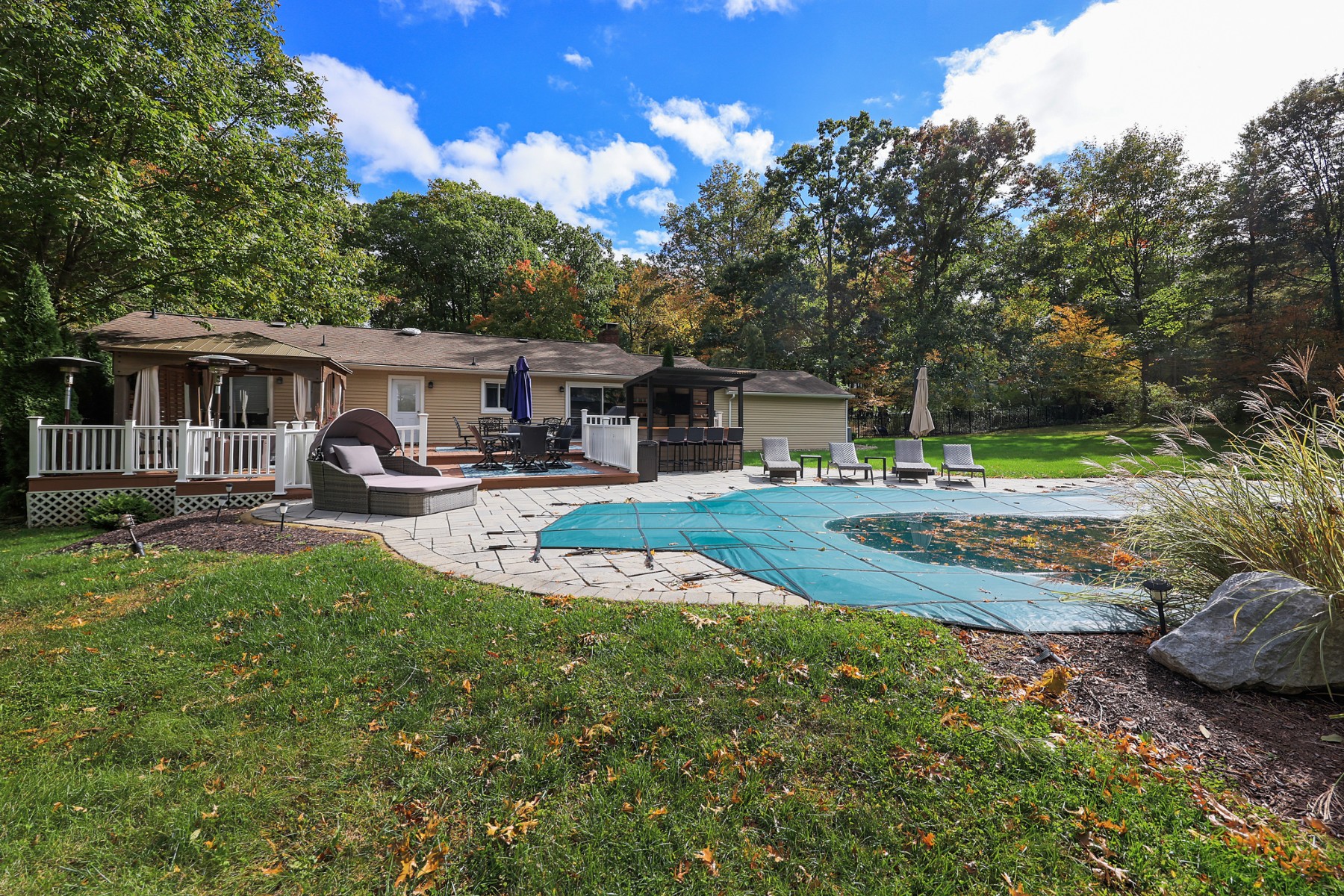  Inviting Ranch Home Offers Exceptional Indoor-Outdoor Entertainment Spaces - 物件實景