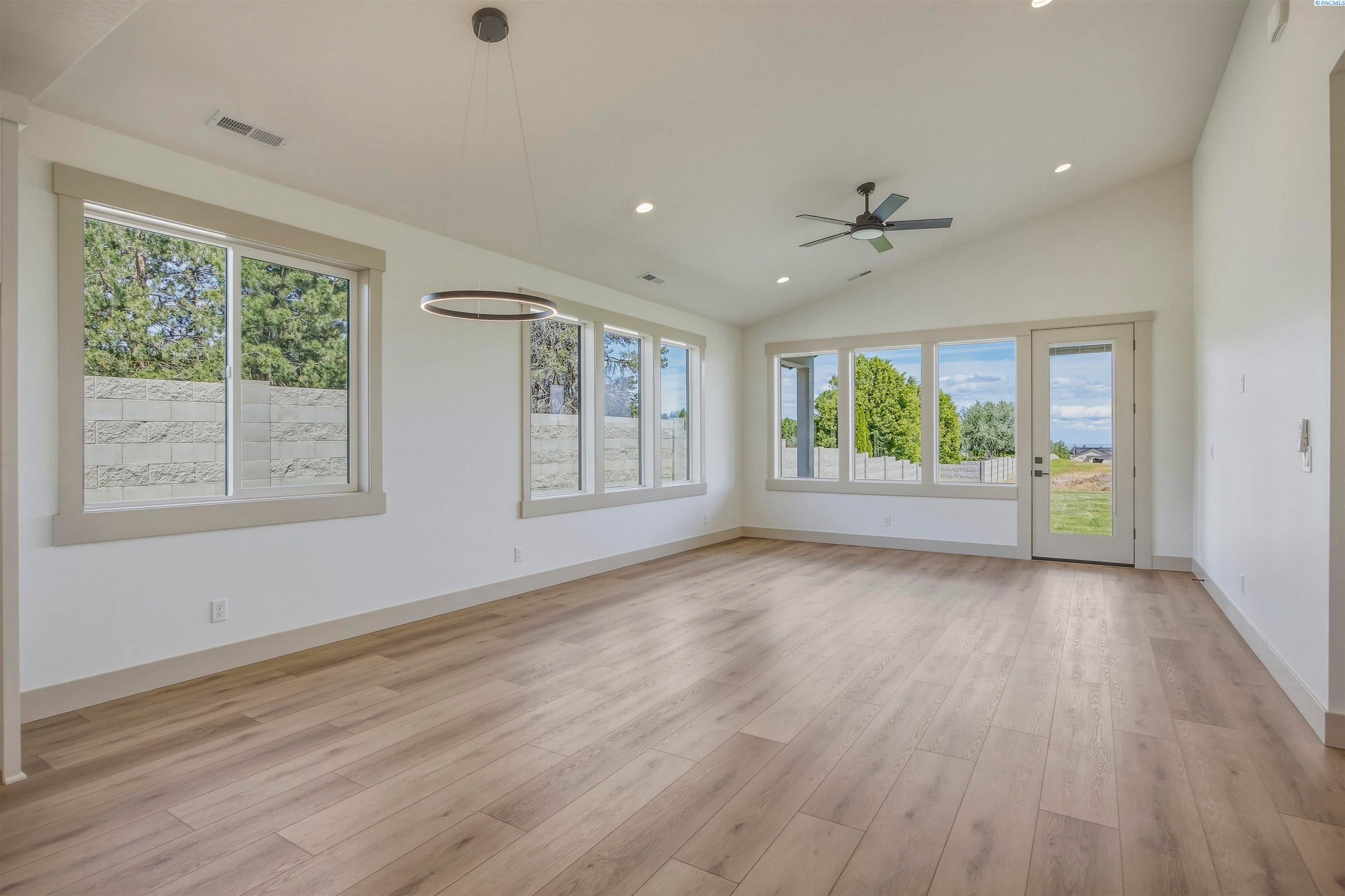 Richland, Washington, 99352, United States, 4 Bedrooms Bedrooms, ,3 BathroomsBathrooms,Residential,For Sale,2048116
