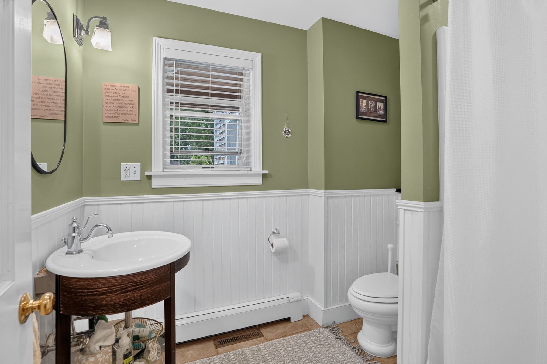  Expanded Cape-Style Home in Oak Bluffs - 物件實景