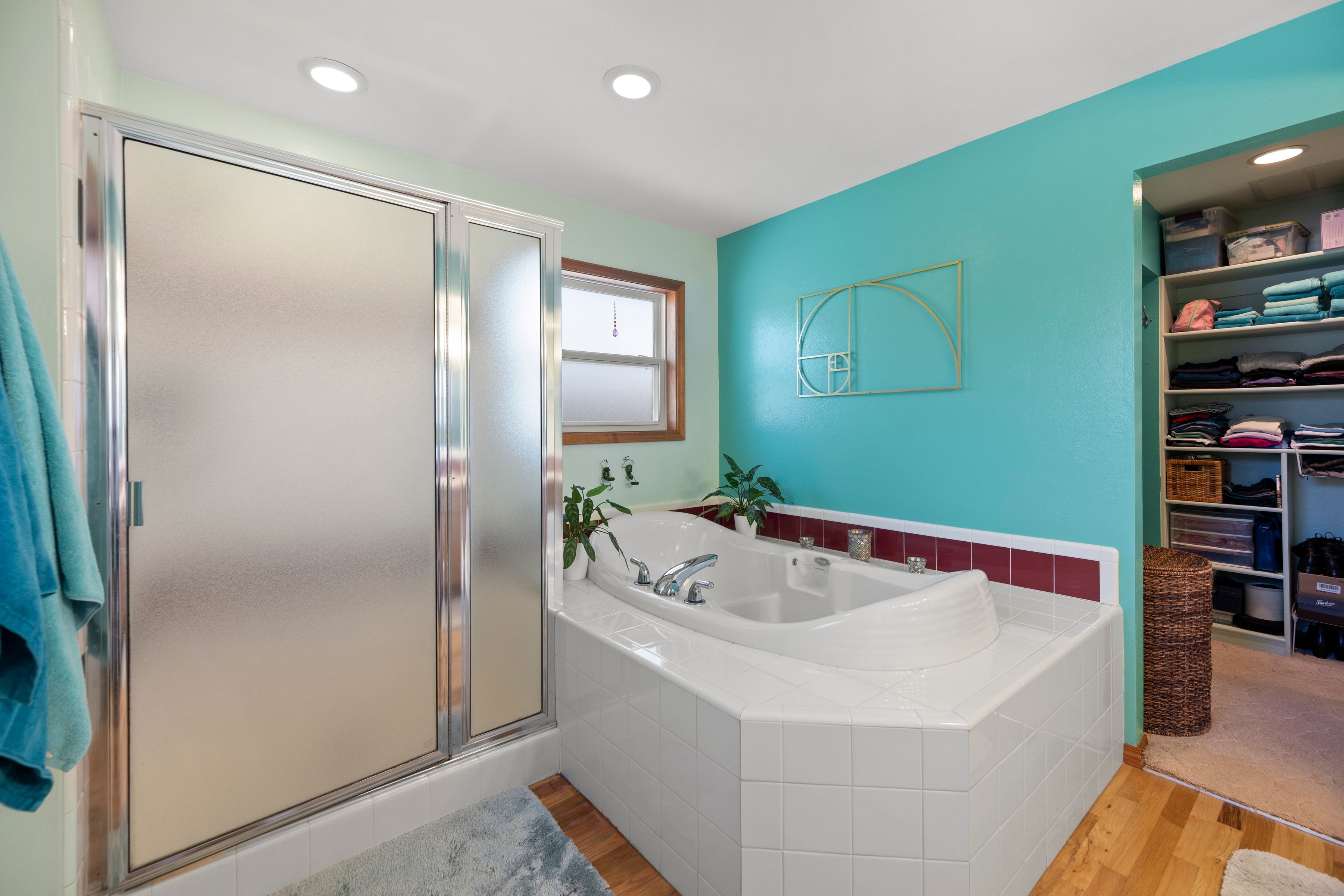  Timeless Mid-Century Design with Sunroom Living and Garden Oasis - 物件實景