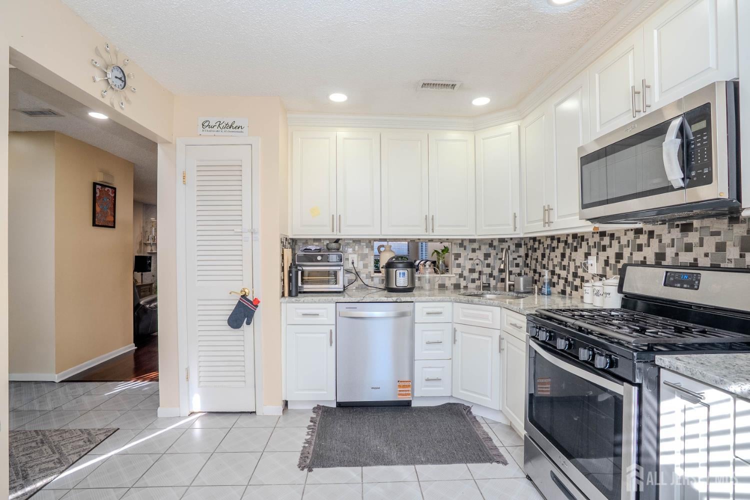 Edison, New Jersey, 08820, United States, 2 Bedrooms Bedrooms, ,3 BathroomsBathrooms,Residential,For Sale,1987330