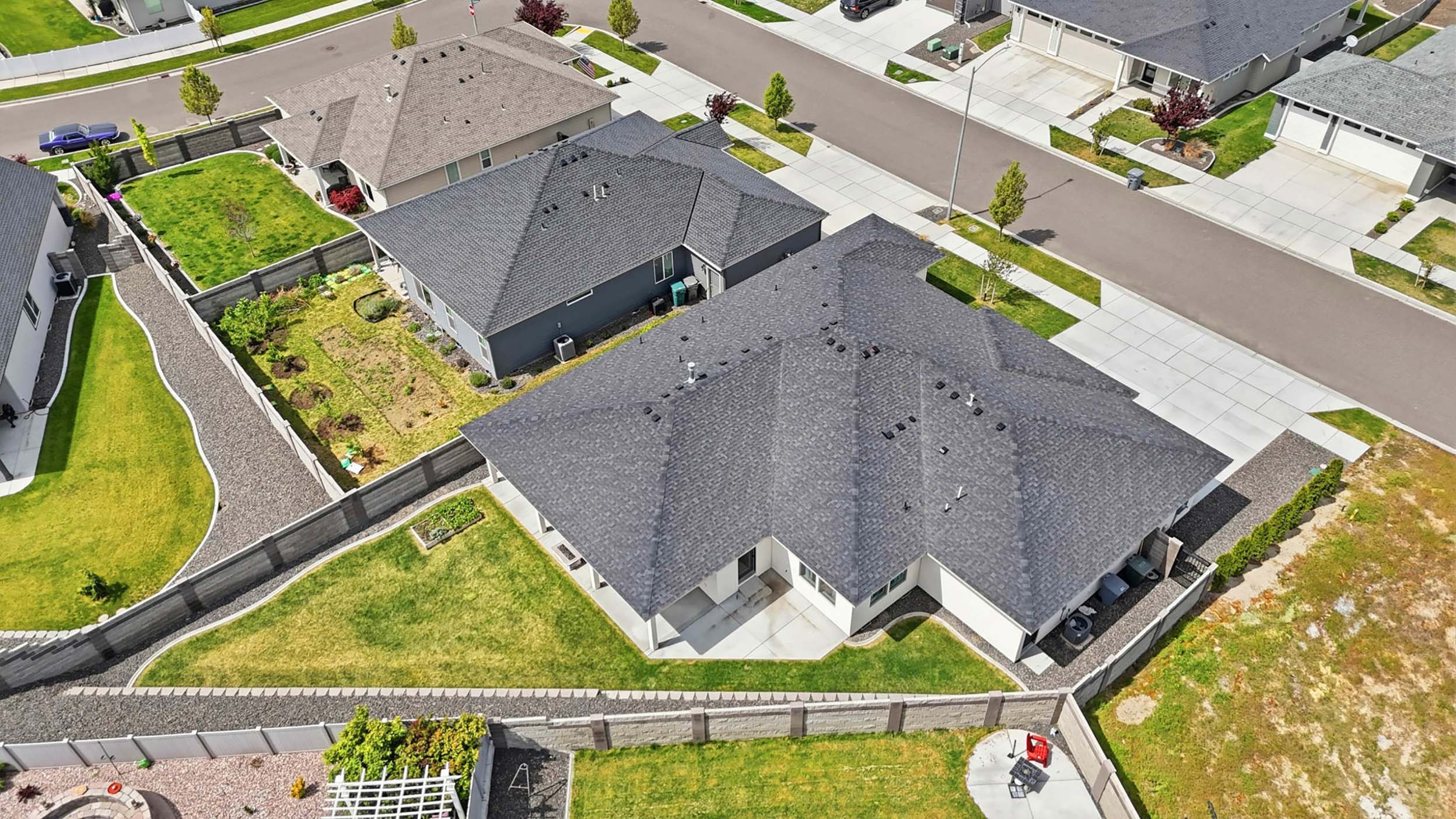  Large Rooms. Four-Car Garage. One Perfect Fit. - 物件實景