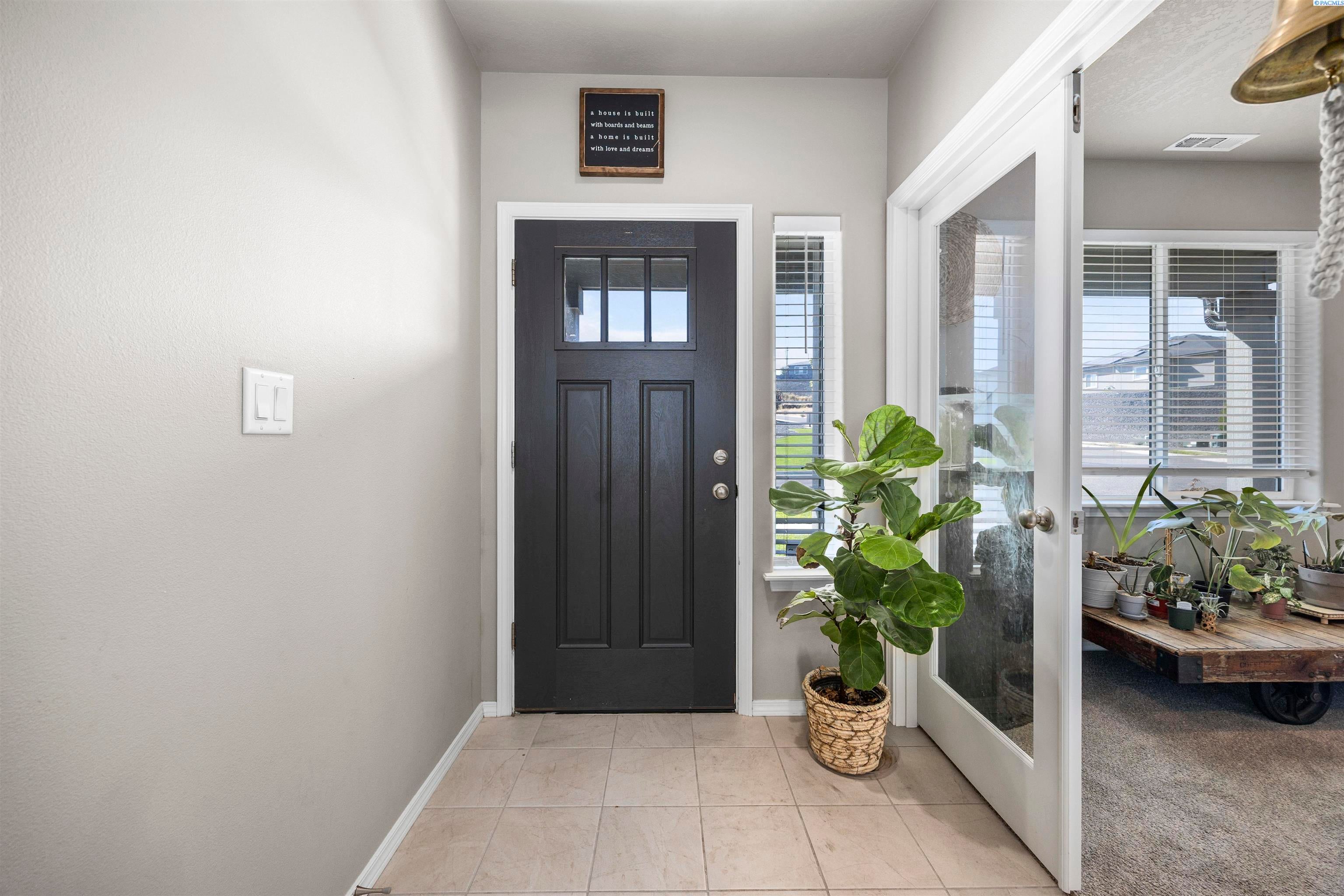 Kennewick, Washington, 99338, United States, 5 Bedrooms Bedrooms, ,3 BathroomsBathrooms,Residential,For Sale,1914232