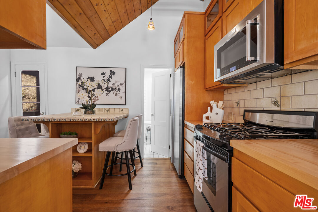 Los Angeles, California, 90077, United States, 2 Bedrooms Bedrooms, ,1 BathroomBathrooms,Residential,For Sale,1938648