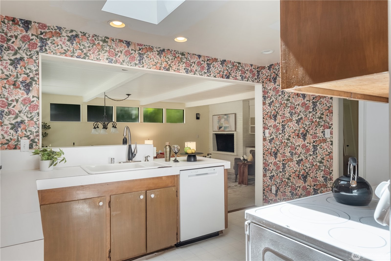 Kirkland, Washington, 98033, United States, 3 Bedrooms Bedrooms, ,2 BathroomsBathrooms,Residential,For Sale,1904417