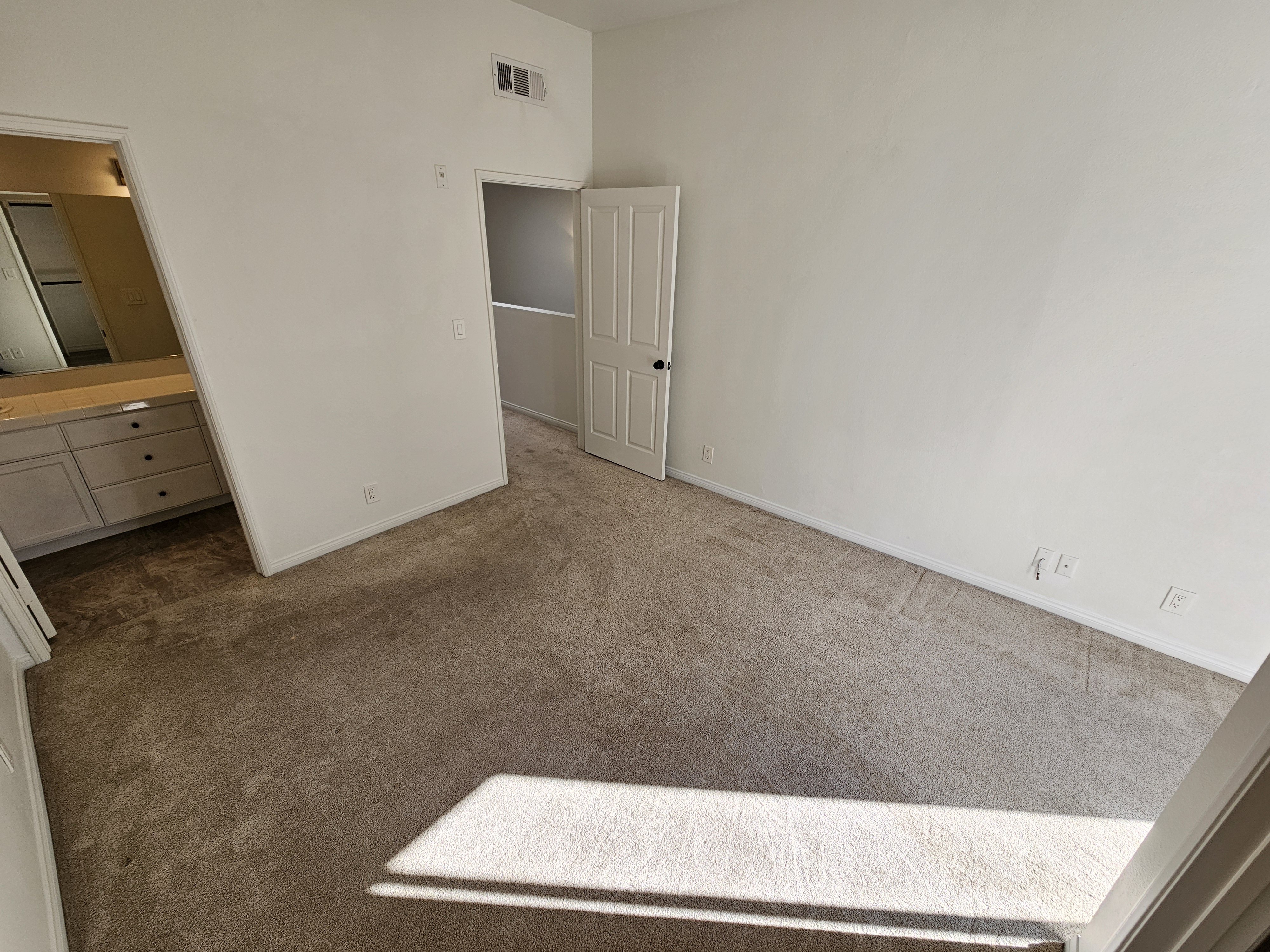 Los Angeles, California, 90068, United States, 2 Bedrooms Bedrooms, ,2 BathroomsBathrooms,Residential,For Sale,1977140