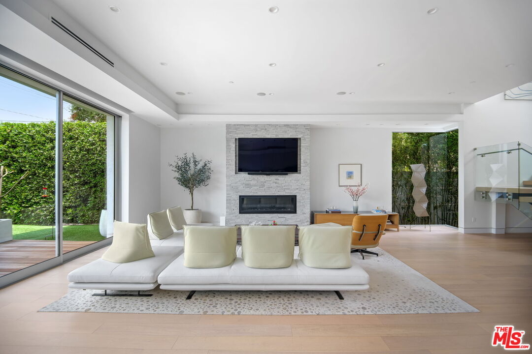 Los Angeles, California, 90046, United States, 5 Bedrooms Bedrooms, ,2 BathroomsBathrooms,Residential,For Sale,1829471