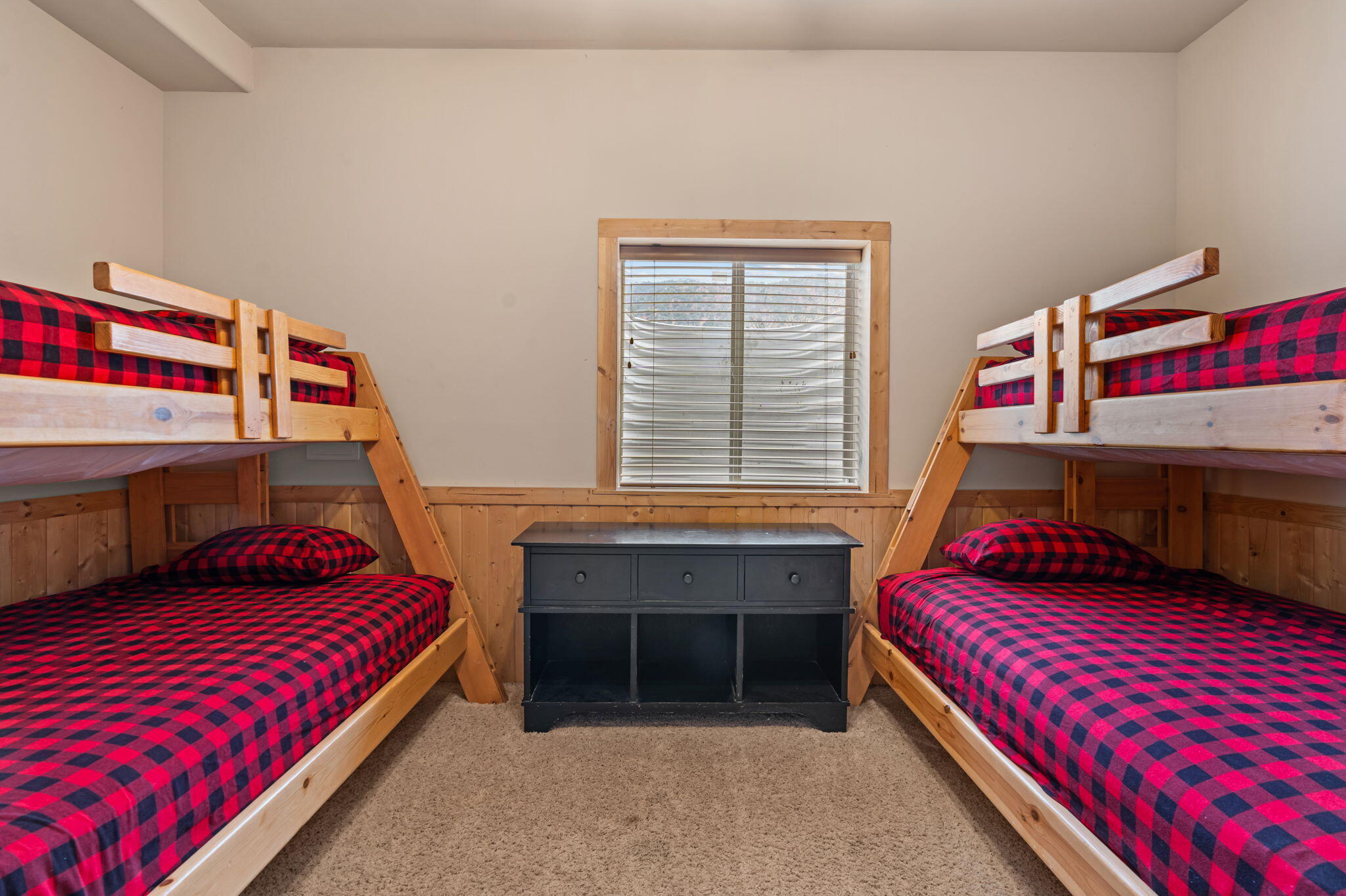 Parowan, Utah, 84761, United States, 5 Bedrooms Bedrooms, ,5 BathroomsBathrooms,Residential,For Sale,1976313