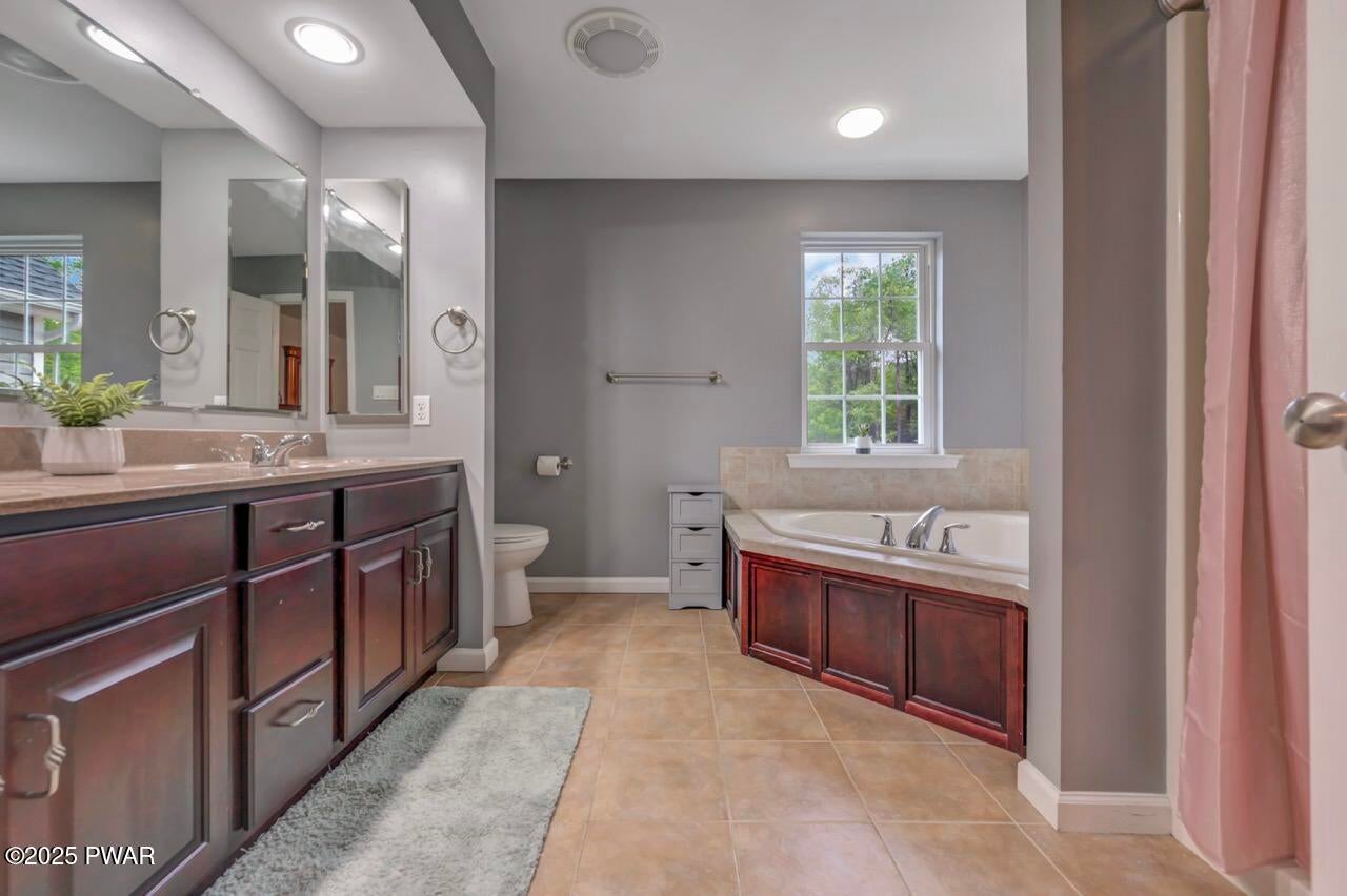 Honesdale, Pennsylvania, 18431, United States, 5 Bedrooms Bedrooms, ,4 BathroomsBathrooms,Residential,For Sale,1973688