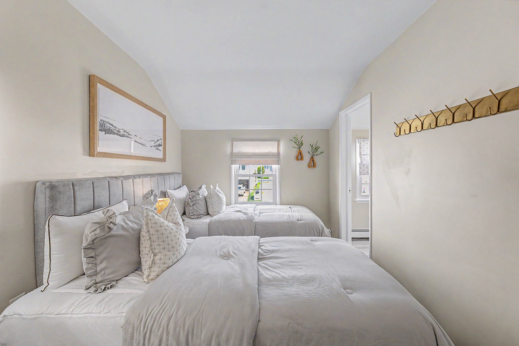  2353 Asbury Avenue - 物件實景