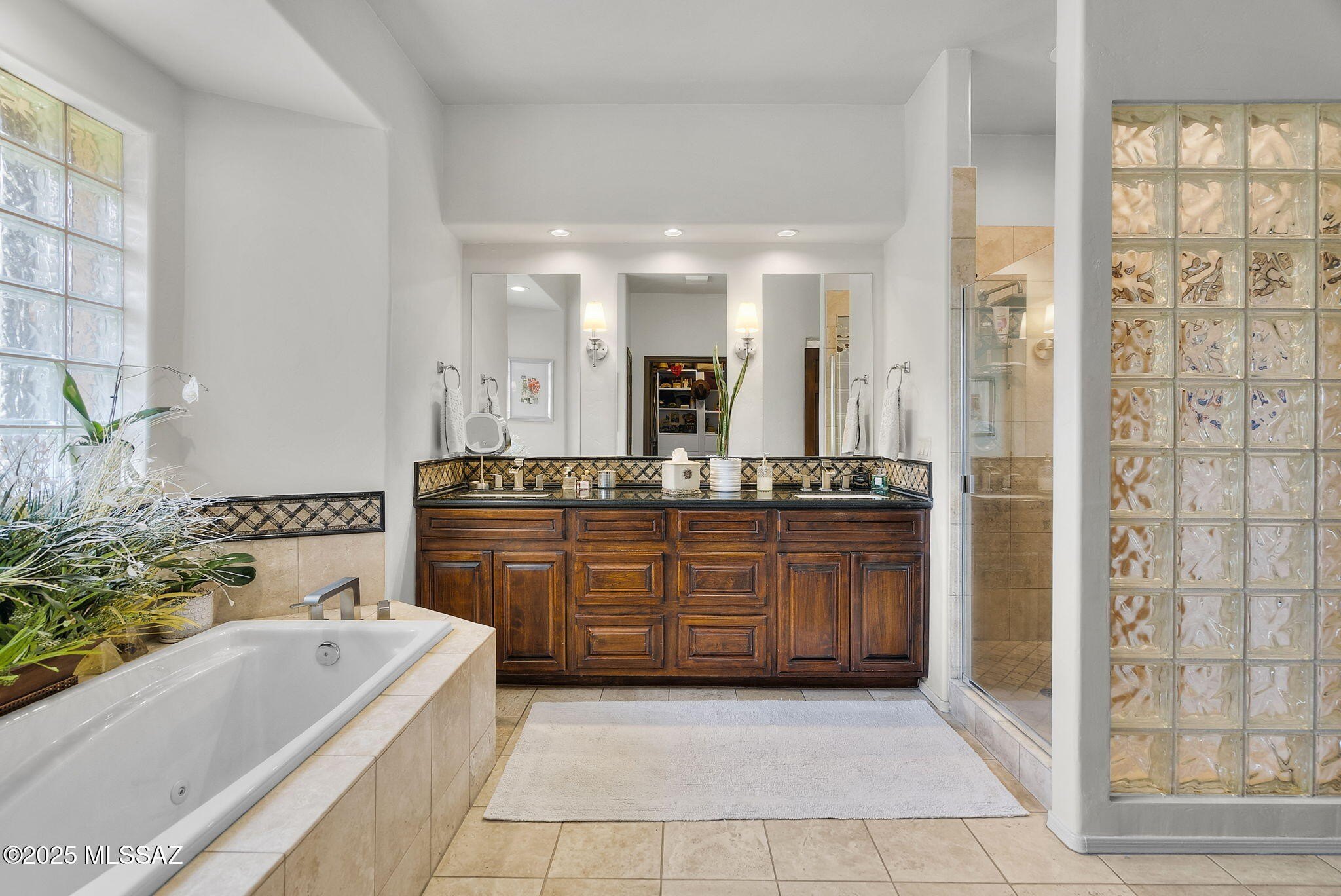 Nogales, Arizona, 85621, United States, 4 Bedrooms Bedrooms, ,7 BathroomsBathrooms,Residential,For Sale,1975895