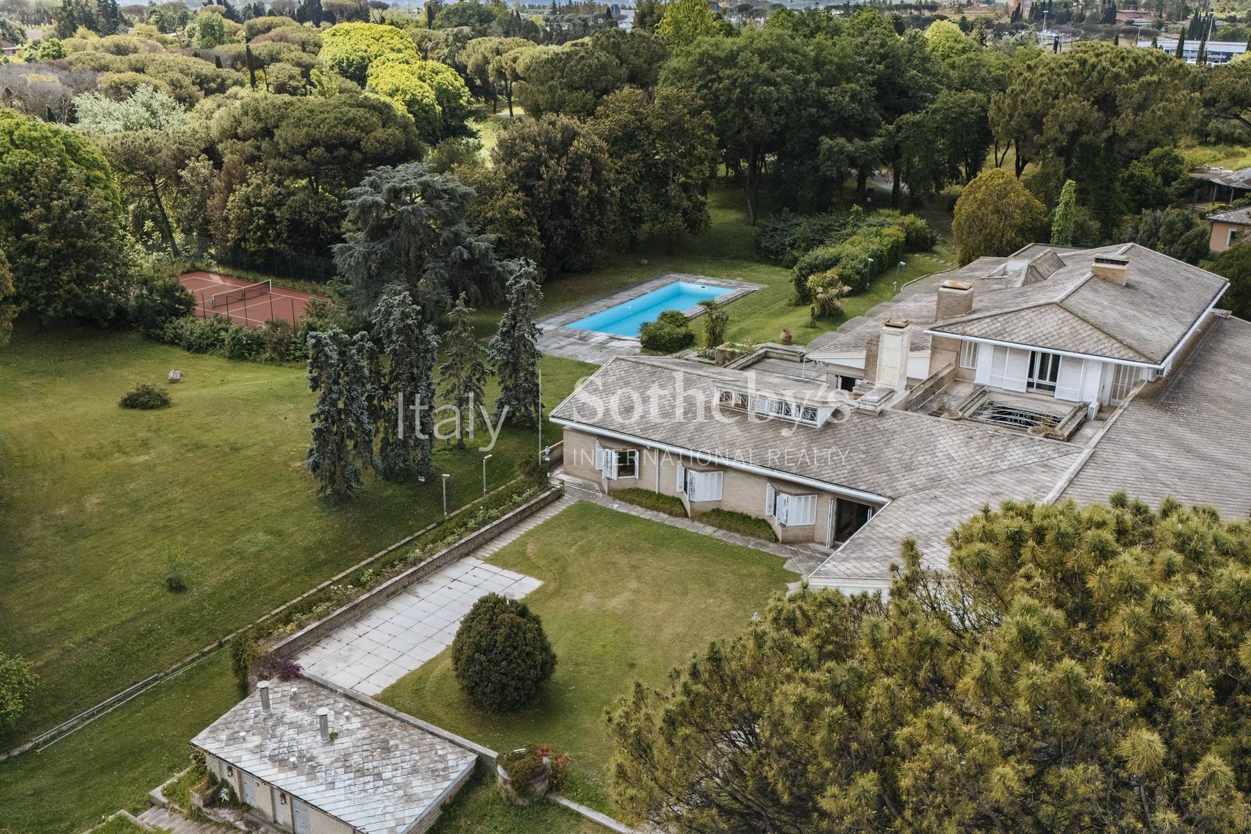  Iconic mansion immersed in a private park with pool - 物件實景