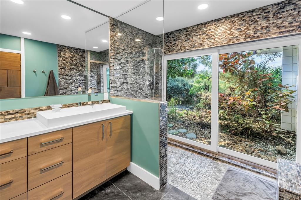 St Petersburg, Florida, 33704, United States, 4 Bedrooms Bedrooms, ,4 BathroomsBathrooms,Residential,For Sale,1991901