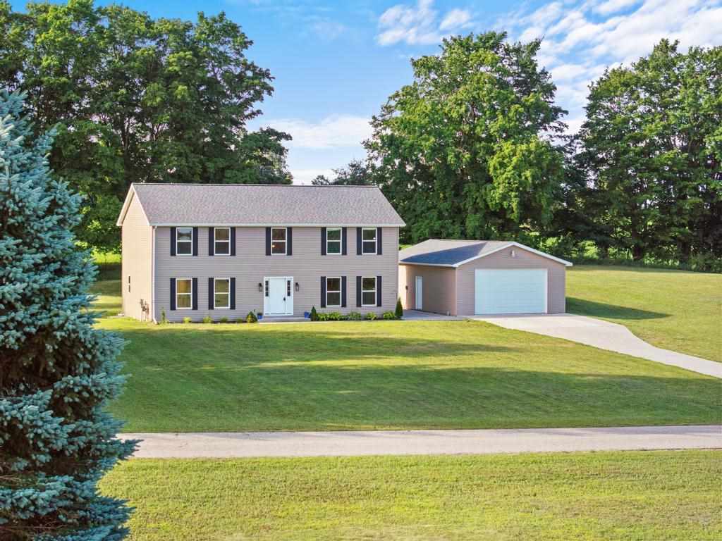 Charlevoix, Michigan, 49720, United States, 5 Bedrooms Bedrooms, ,3 BathroomsBathrooms,Residential,For Sale,1916924