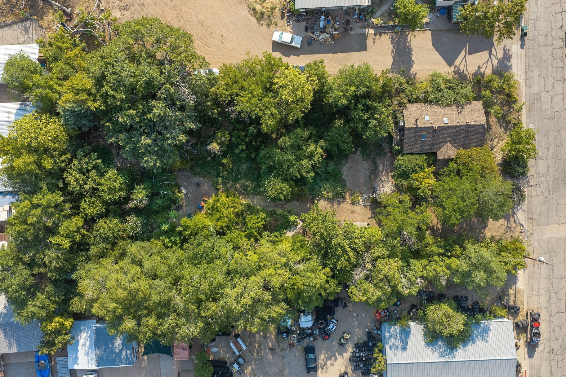  Great Location, Private Backyard & Plenty of Potential - 物件實景